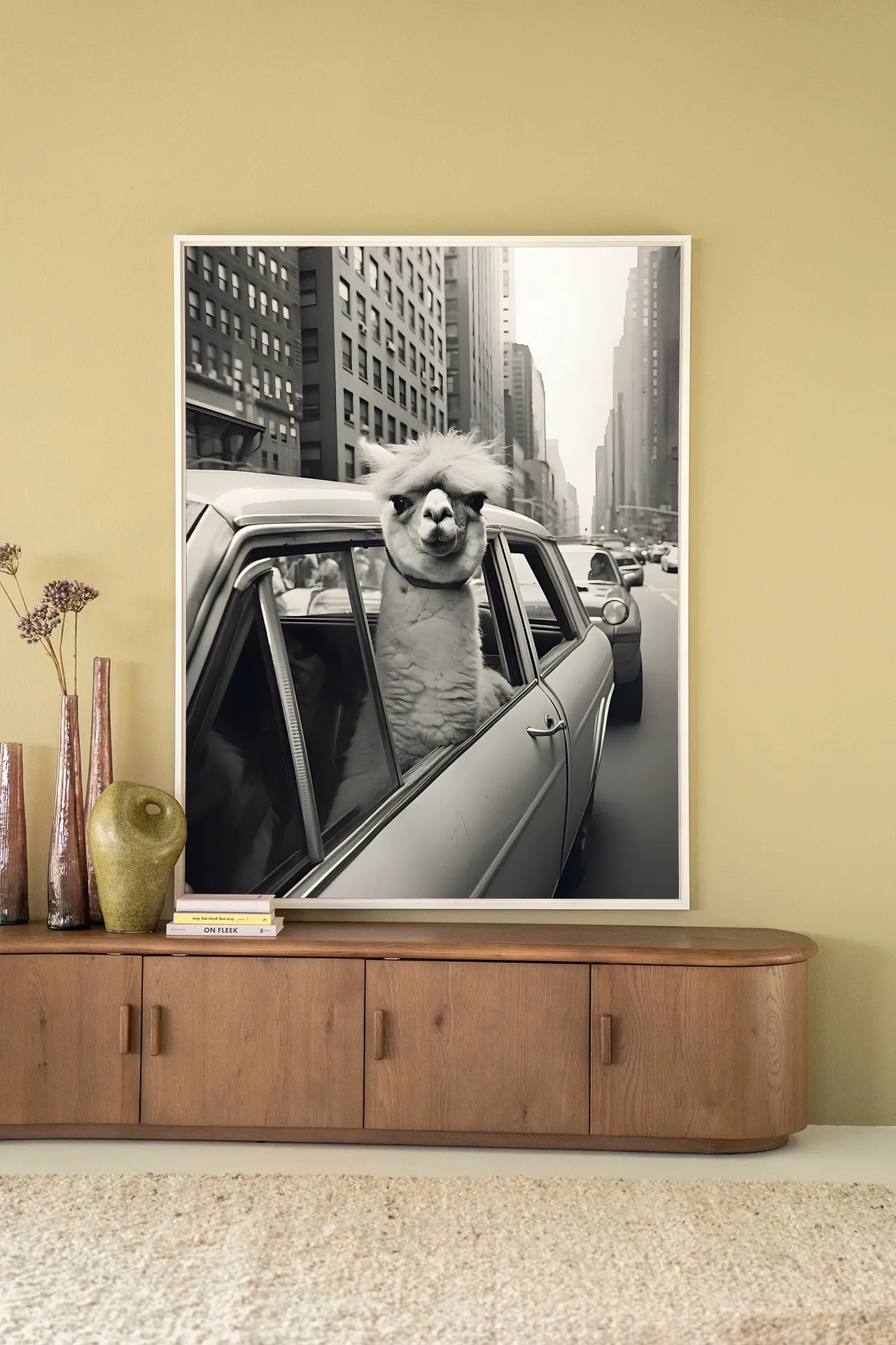 Wandteppich Alpaca In NY - Urban Cotton hängt über einem Holz Sideboard in einem hellen Wohnzimmer