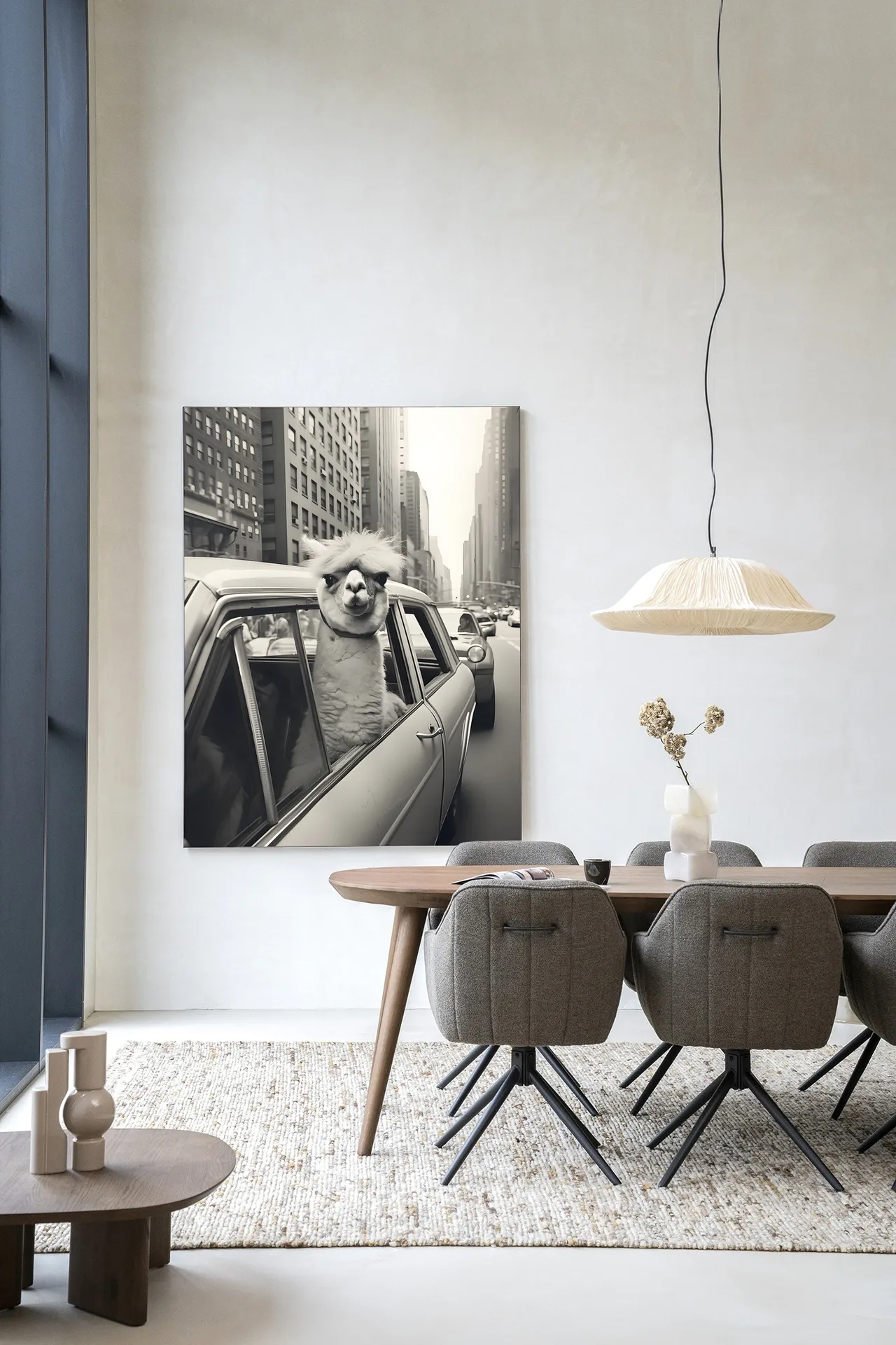 Wandteppich Alpaca In NY - Urban Cotton hängt an einer hellen Wand in einem modernen Interieur mit Esstisch