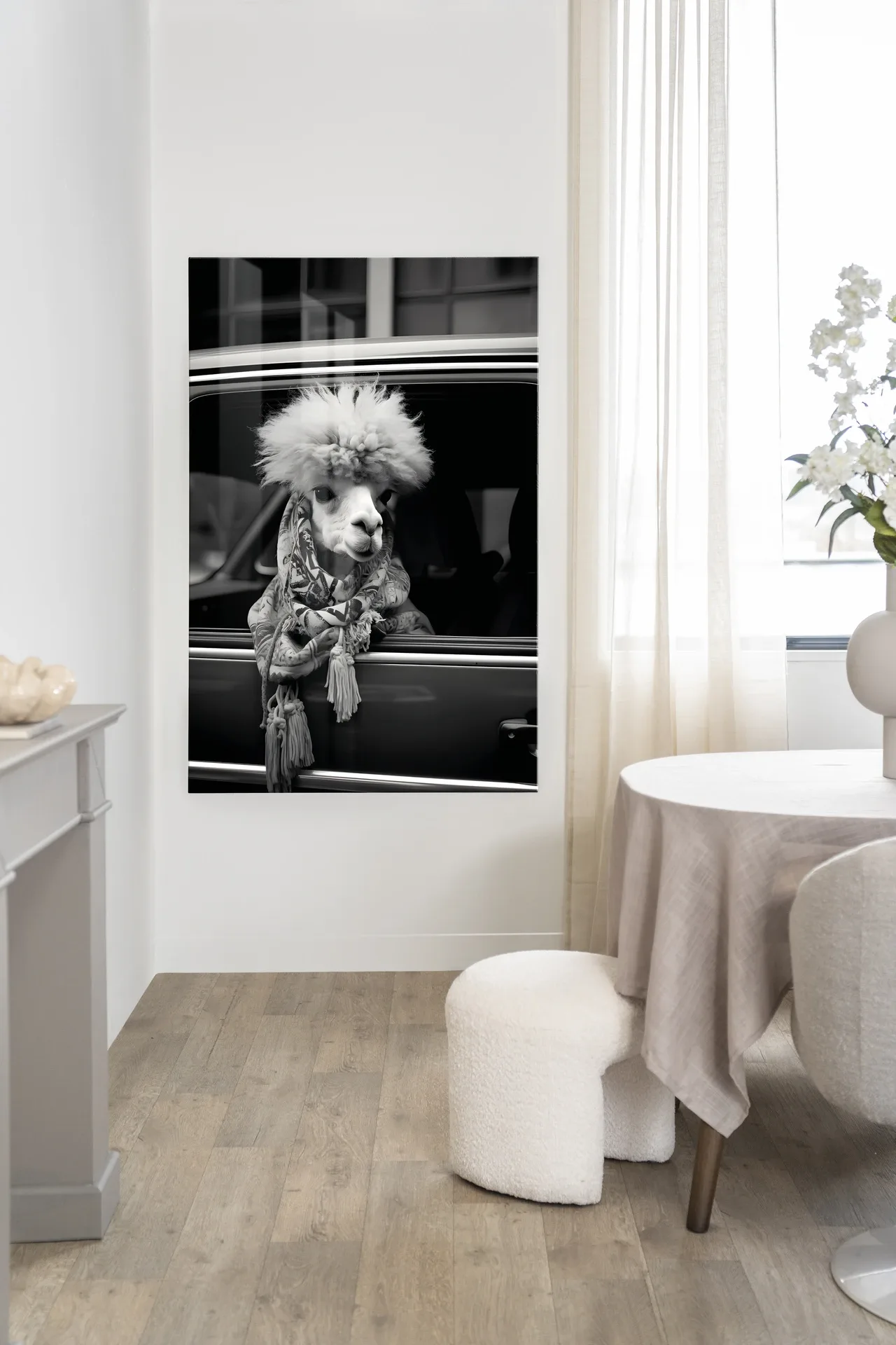 Wandteppich Alpaca In Taxi - Urban Cotton hängt an einer weißen Wand in einem modernen Interieur