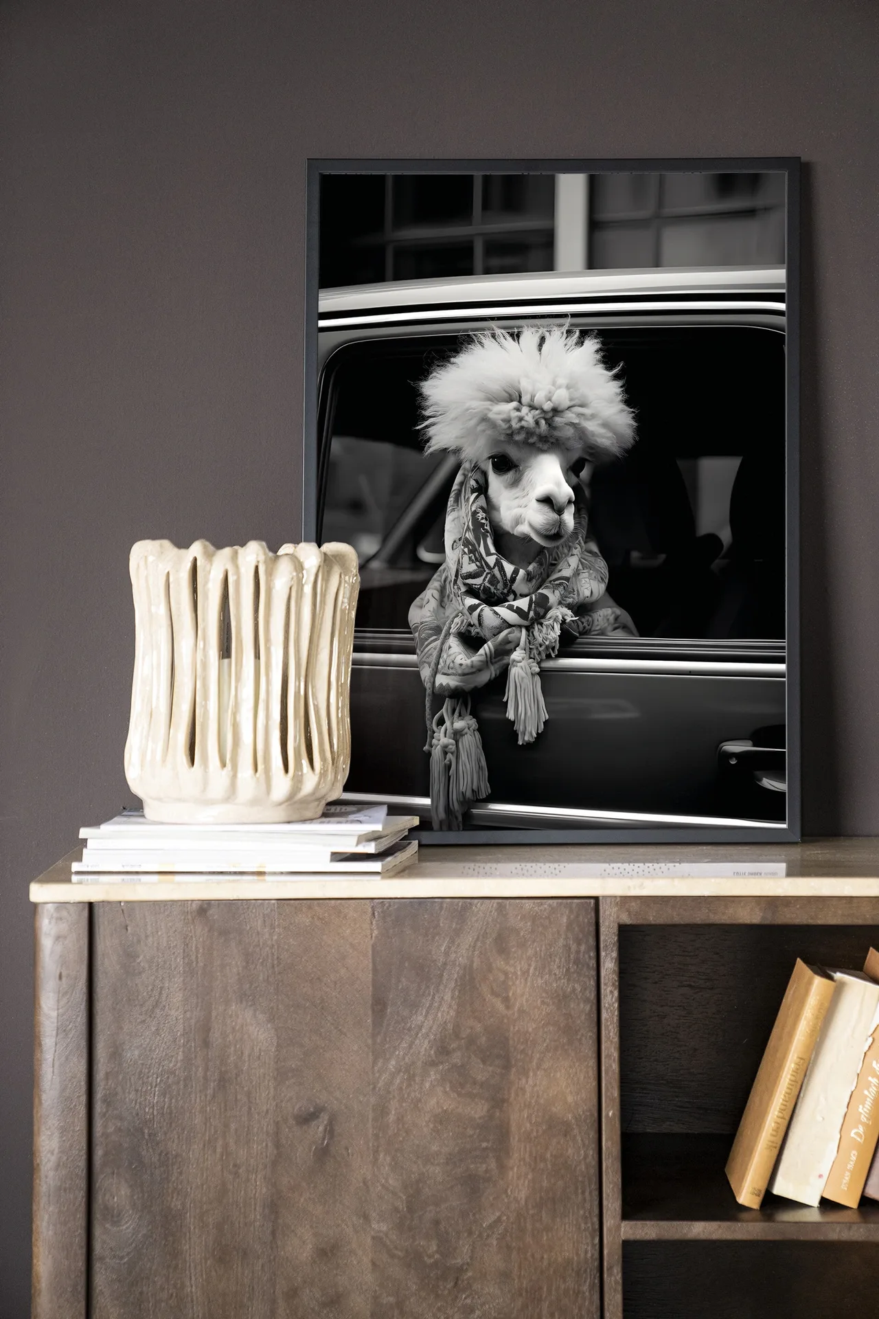 Wandteppich Alpaca In Taxi - Urban Cotton hängt über einem Holzschrank mit einer Vase und Büchern