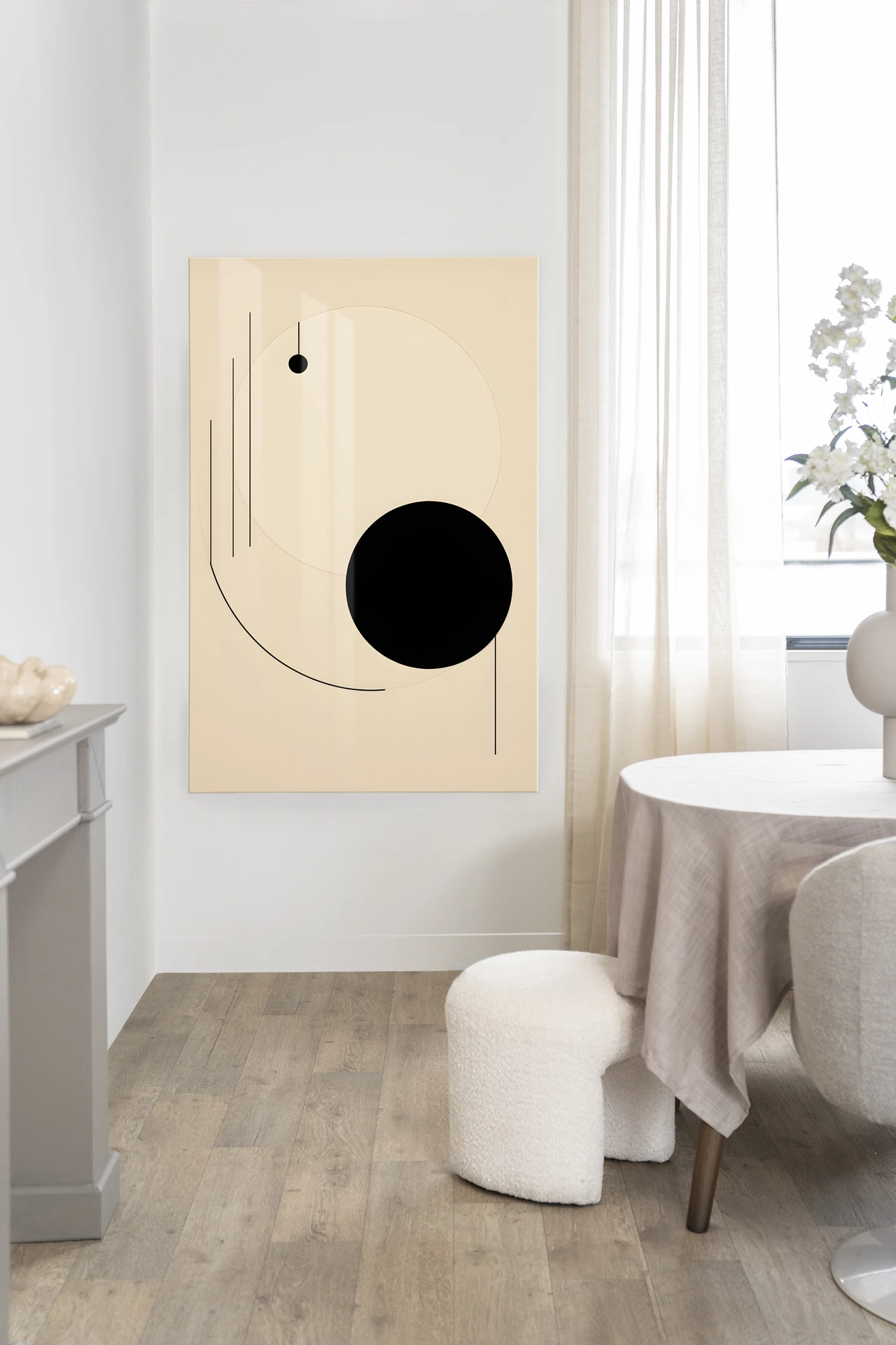 Wandteppich Kyoto - Urban Cotton hängt an einer weißen Wand in einem hellen Esszimmer
