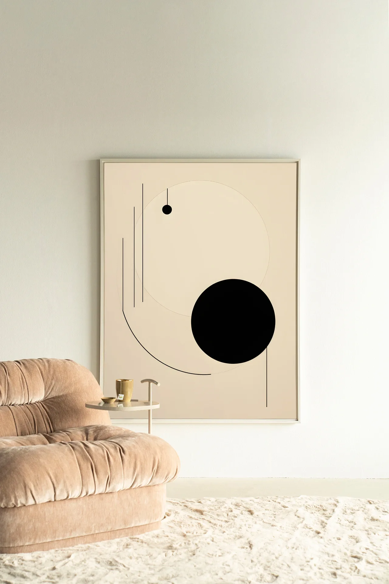 Wandteppich Kyoto - Urban Cotton hängt an einer hellen Wand, mit einem beigefarbenen Sofa und Teppich