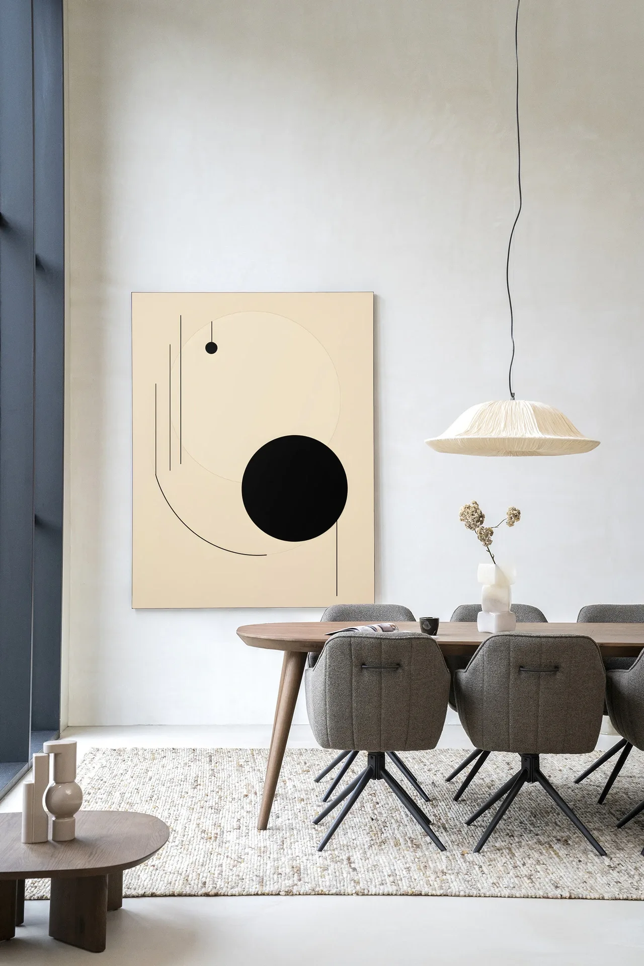 Wandteppich Kyoto in einem modernen Esszimmer mit Holztisch und grauen Stühlen, aus der Nähe fotografiert - Urban Cotton