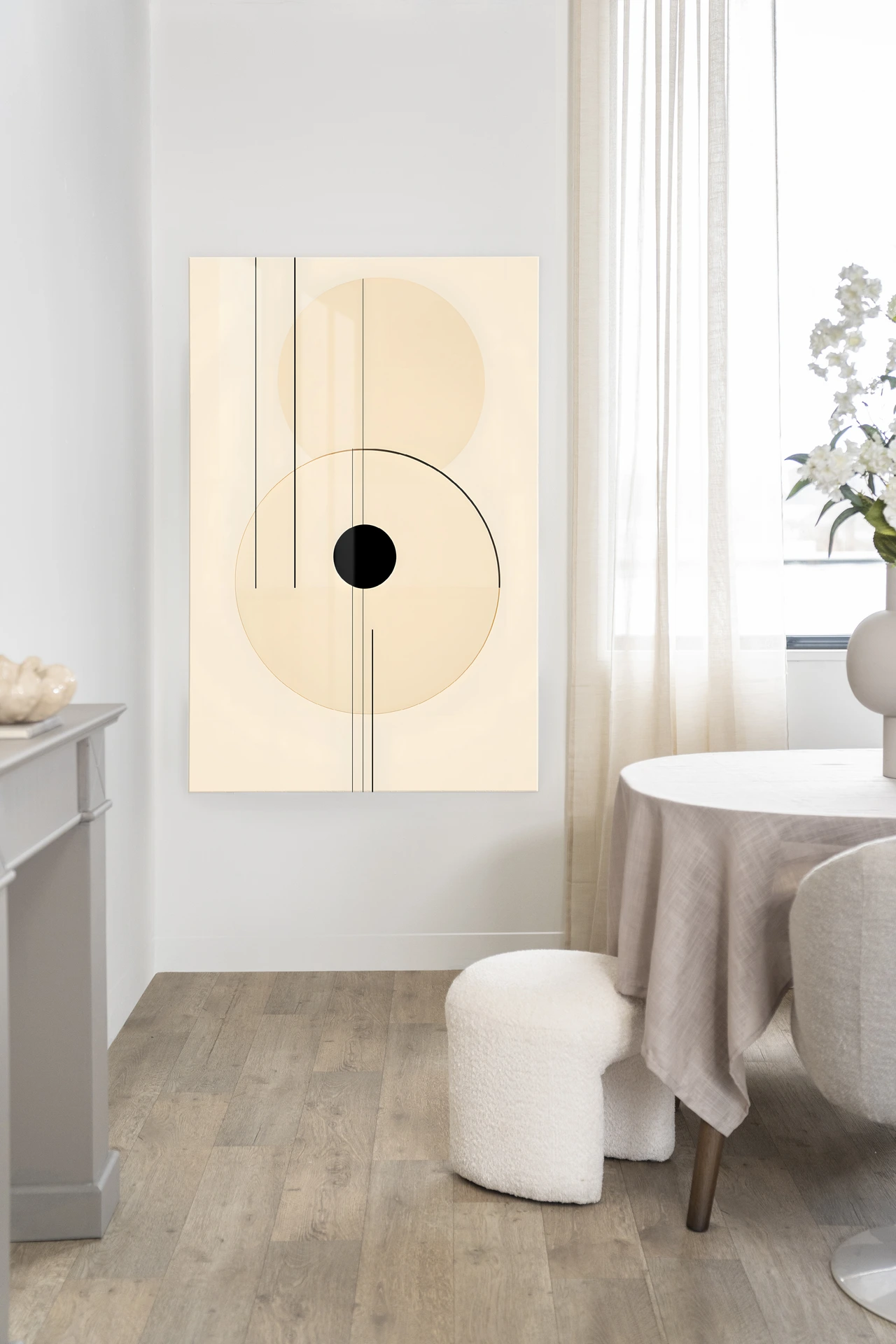 Wandteppich Osaka in einem hellen Esszimmer mit einer weißen Wand und Holzboden - Urban Cotton