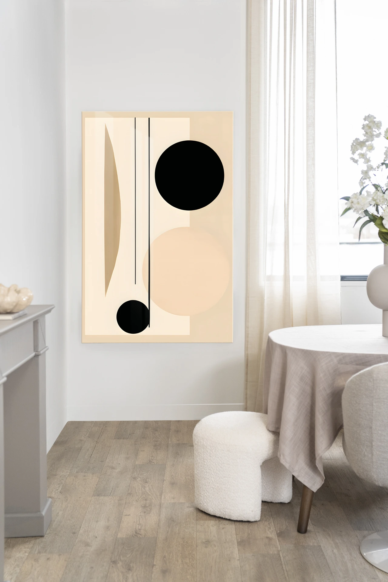 Wandteppich Nagoya - Urban Cotton hängt an einer weißen Wand in einem hellen Esszimmer