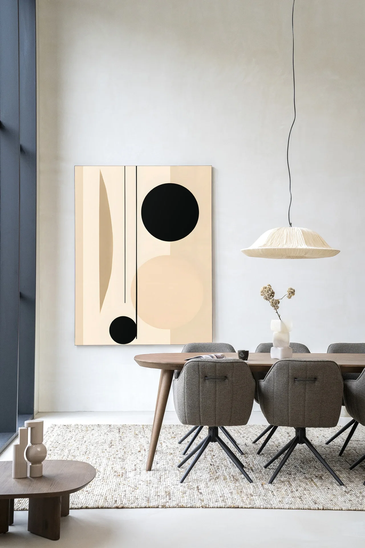 Wandteppich Nagoya in einem modernen Esszimmer mit Holztisch, grauen Stühlen und einem weißen Teppich - Urban Cotton