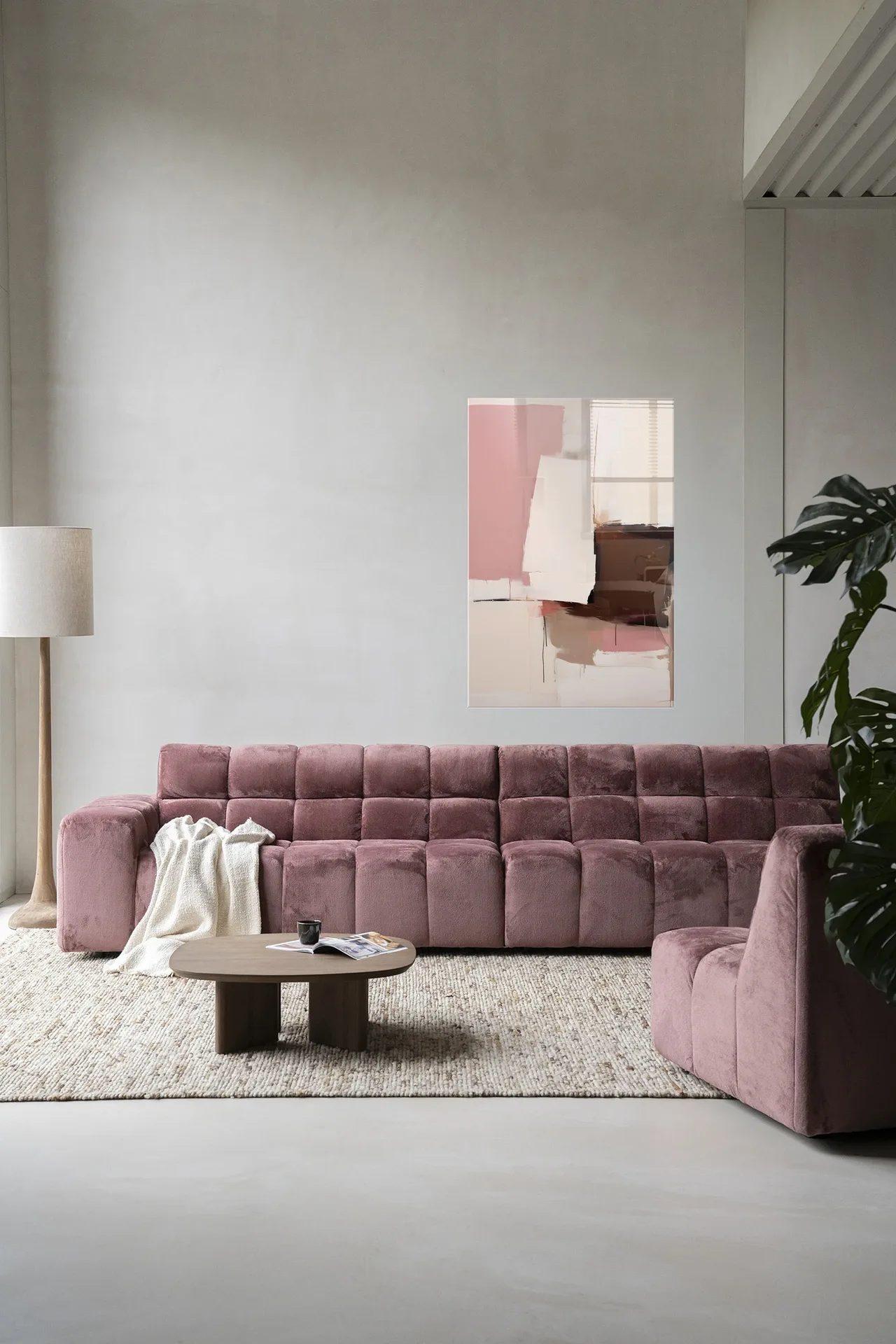 Wandteppich Pink Fields in einem modernen Wohnzimmer mit einem rosa Sofa und einem Couchtisch aus Holz - Urban Cotton