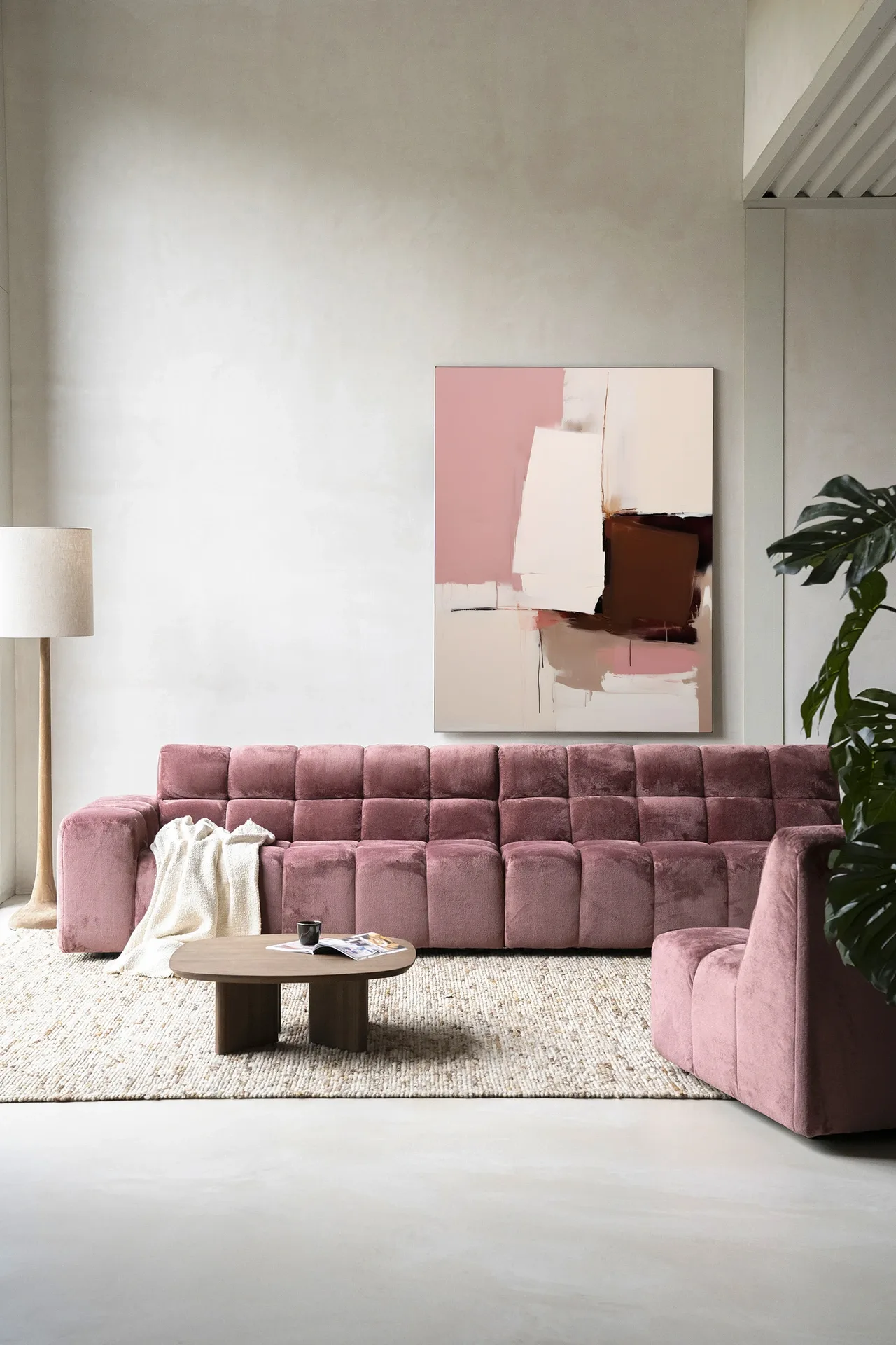 Wandteppich Pink Fields - Urban Cotton in einem modernen Wohnzimmer über einem rosa Sofa