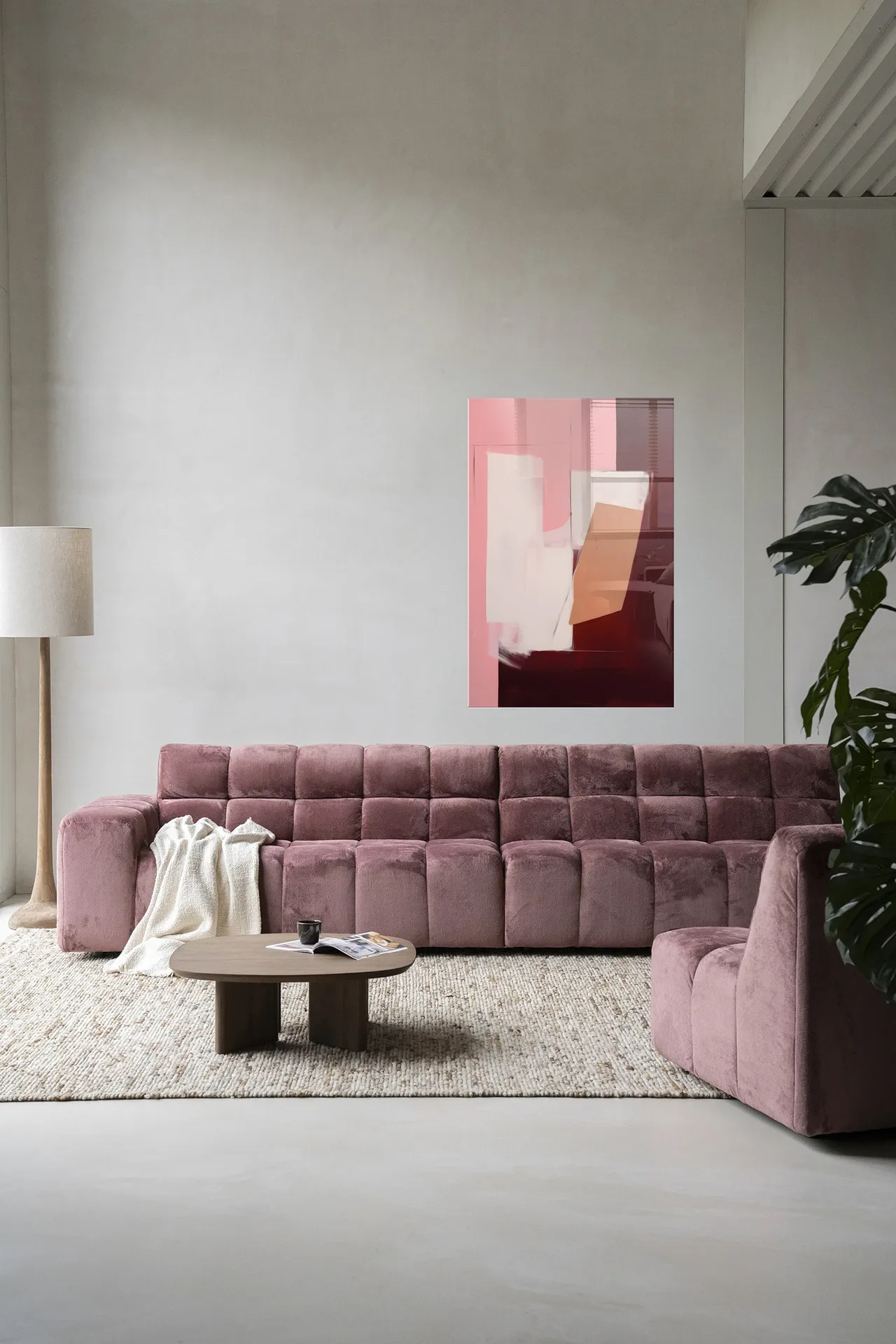 Wandteppich Red Fields - Urban Cotton in einem modernen Wohnzimmer über einem rosa Sofa