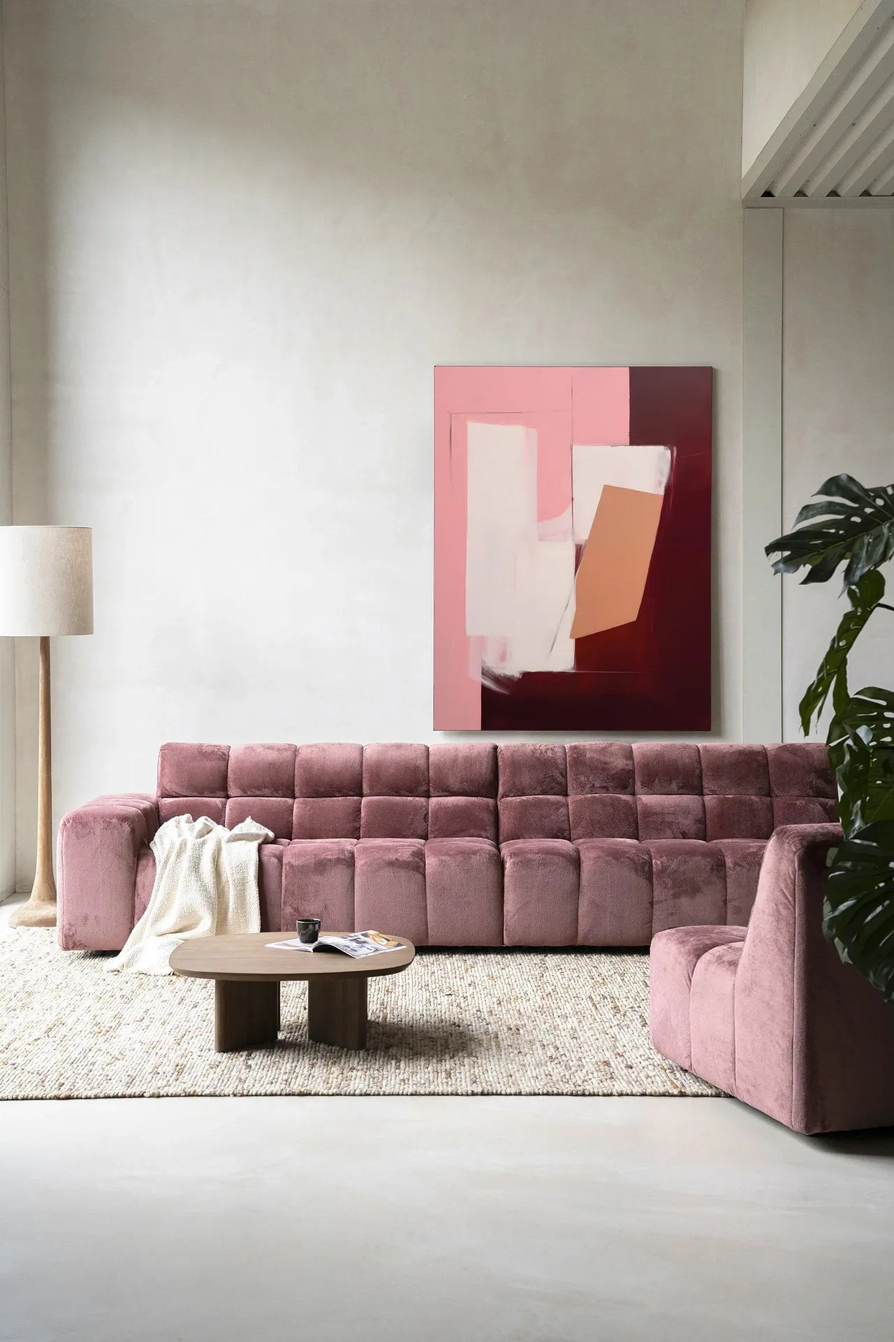 Wandteppich Red Fields - Urban Cotton hängt über einem rosa Sofa in einem modernen Wohnzimmer