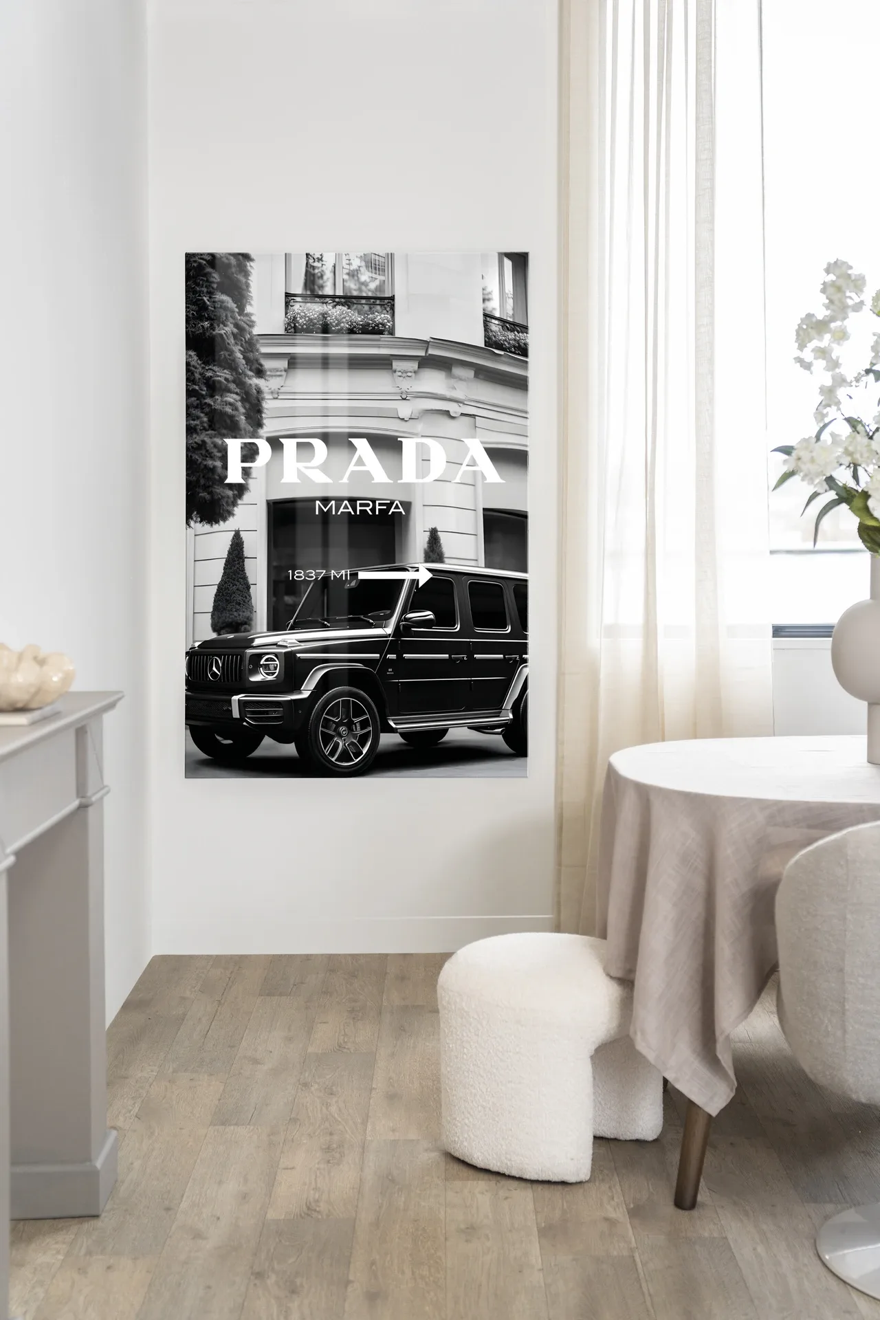 Wandteppich This Way - Urban Cotton, mit einem Mercedes G-Klasse, in einem modernen Interieur