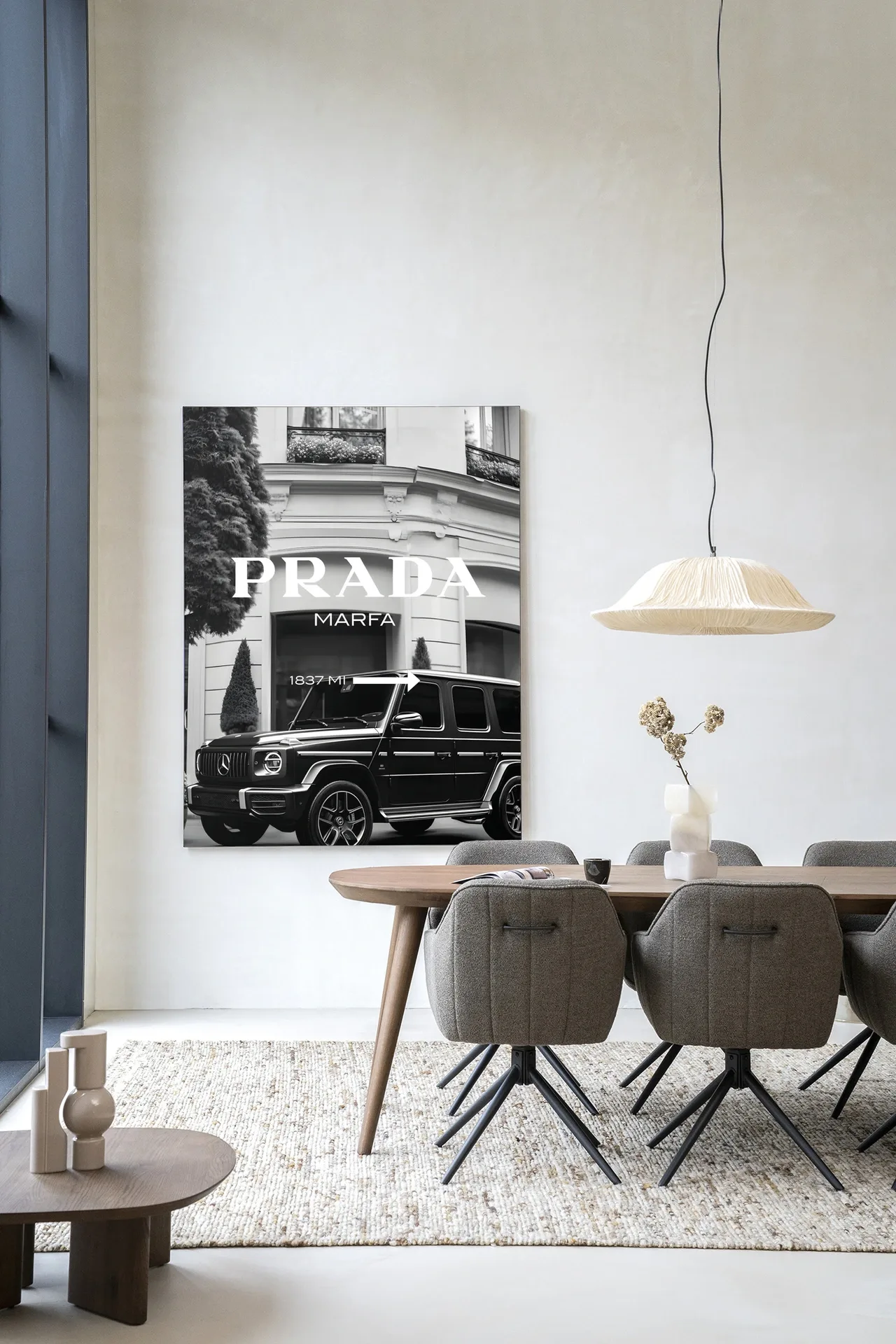 Wandteppich This Way - Urban Cotton hängt in einem modernen Interieur über einem schwarzen Auto
