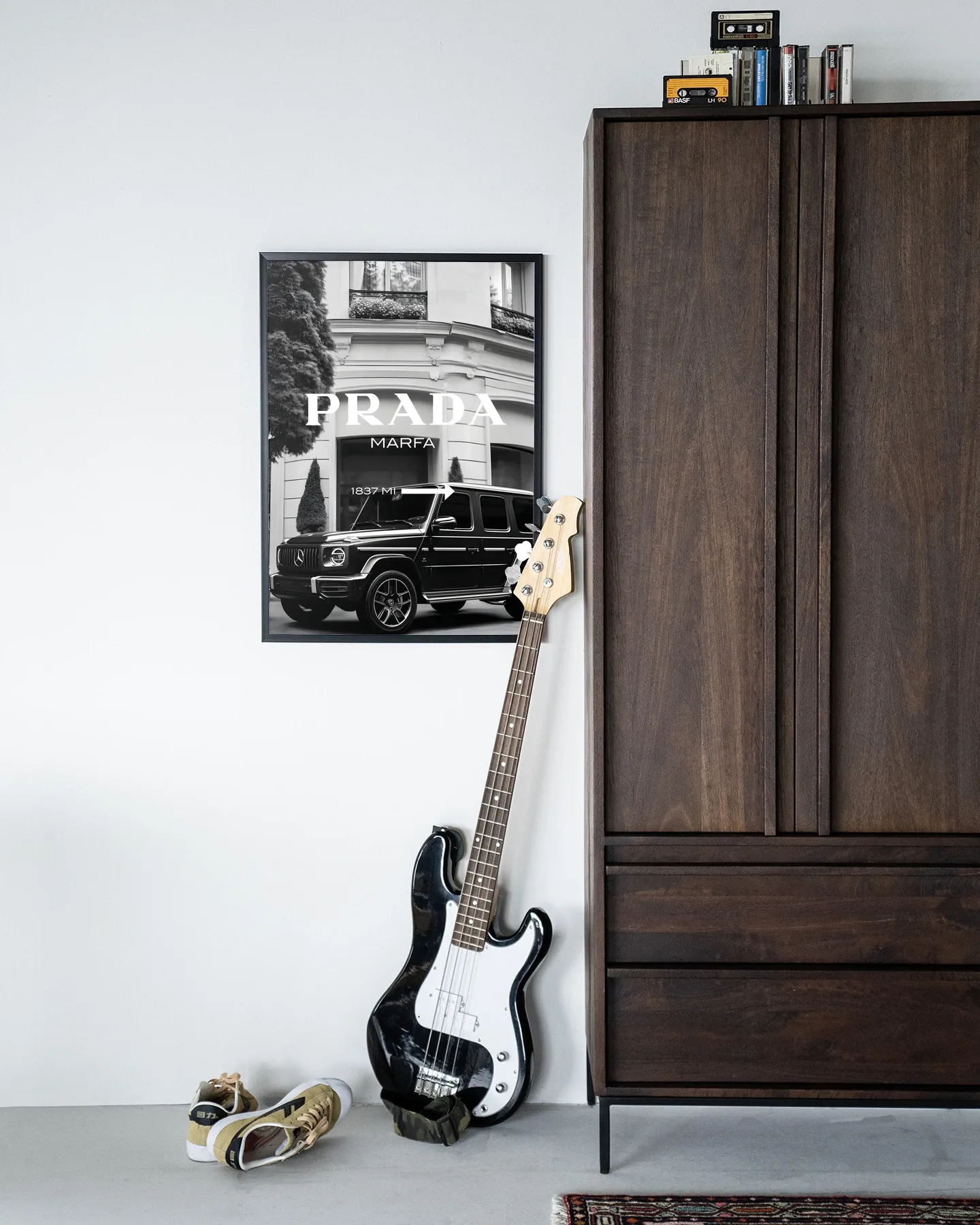 Wandteppich This Way - Urban Cotton hängt an einer weißen Wand neben einem dunkelbraunen Schrank