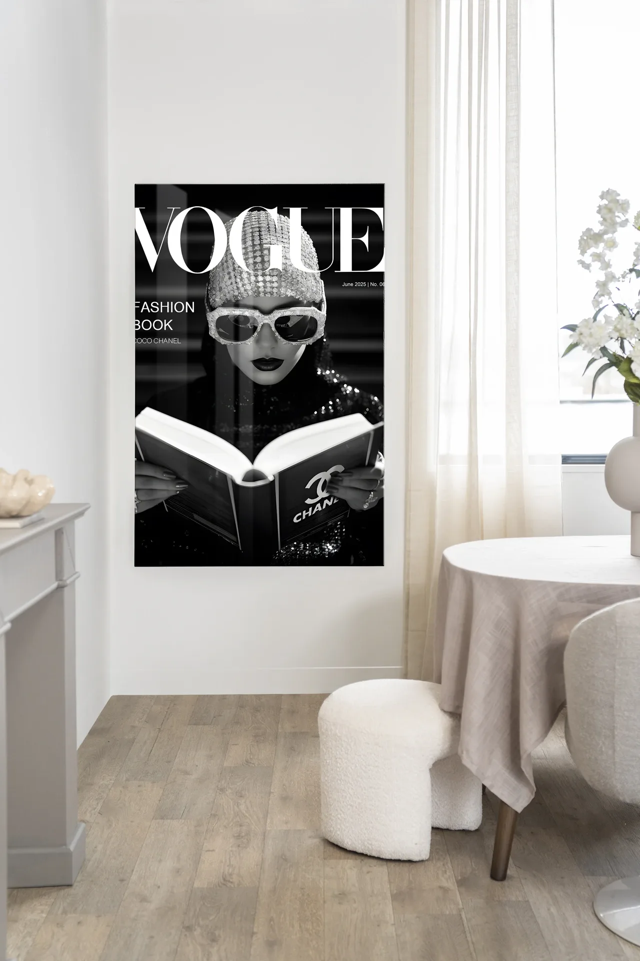 Wandteppich Fashion Book Black in einem hellen Raum mit einem Tisch und einem Hocker - Urban Cotton