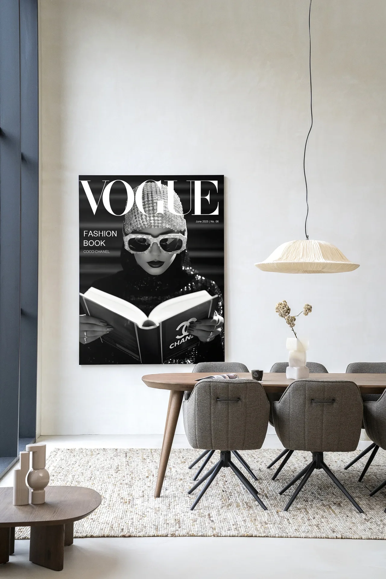 Wandteppich Fashion Book Black - Urban Cotton in einem modernen Esszimmer mit Holztisch und Stühlen