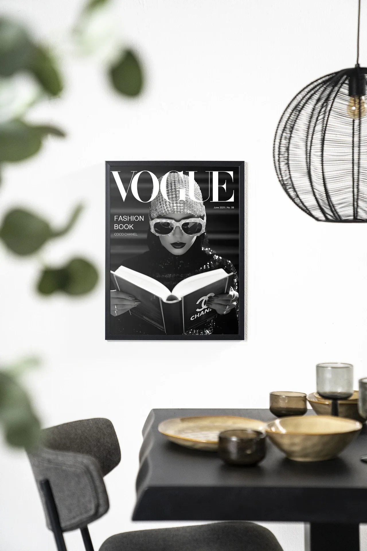 Ein schwarz-weiß gerahmtes Vogue-Poster an einer weißen Wand über einem schwarzen Tisch - Urban Cotton