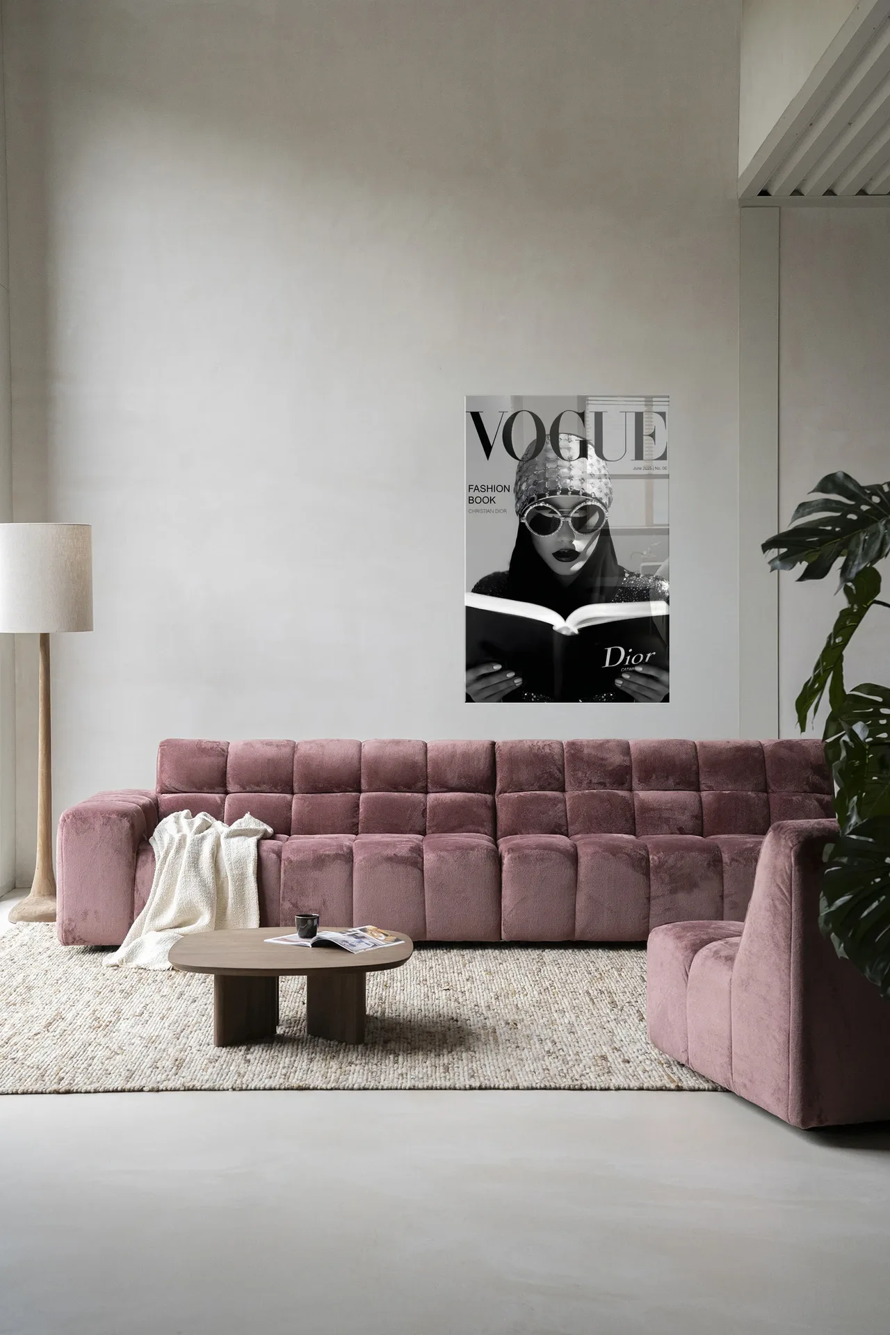 Der Wandteppich Fashion Book White hängt über einem rosa Sofa in einem modernen Wohnzimmer - Urban Cotton