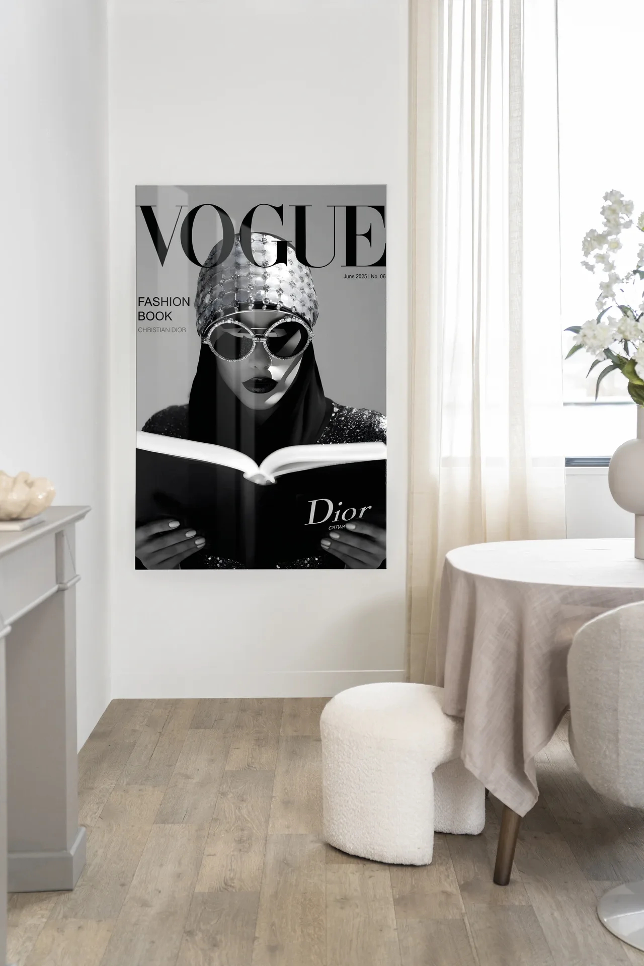 Wandteppich Fashion Book White in einem hellen Esszimmer mit weißem Hocker und rundem Tisch - Urban Cotton