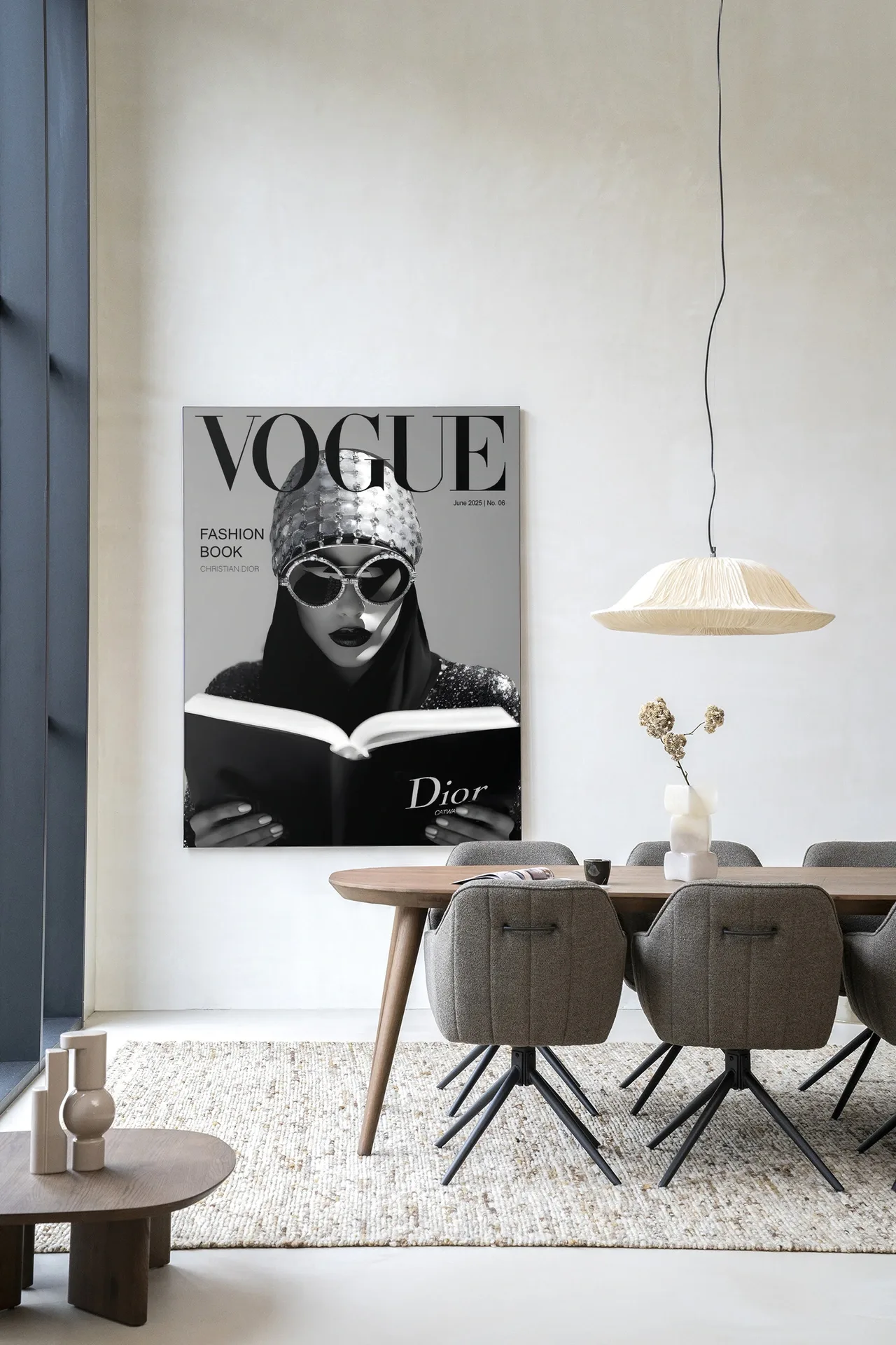 Wandteppich Fashion Book White in einem modernen, hellen Esszimmer mit Holztisch und grauen Stühlen - Urban Cotton
