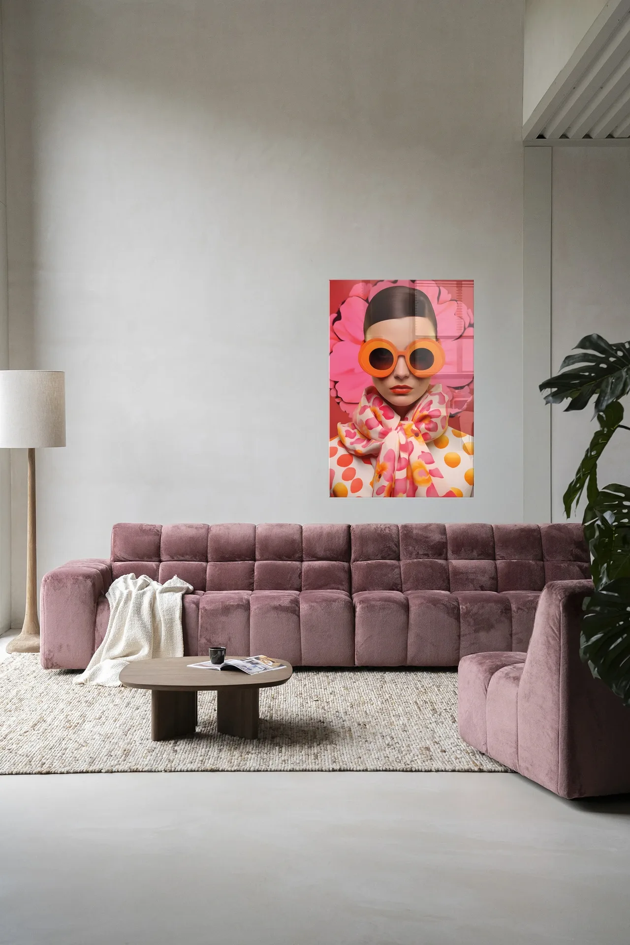 Wandteppich Pink Flower an einer hellen Wand über einem rosa Sofa in einem modernen Interieur - Urban Cotton