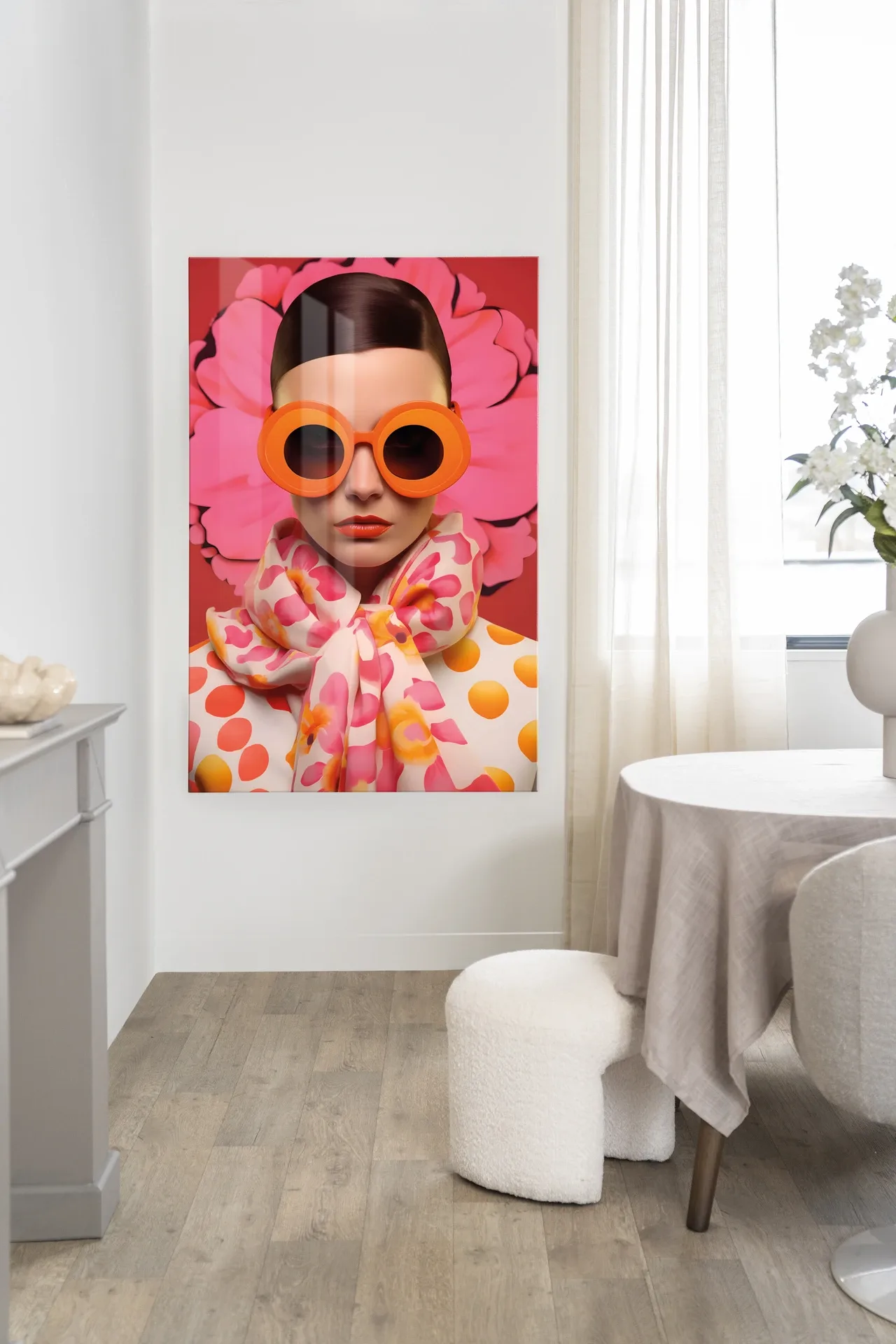 Wandteppich Pink Flower - Urban Cotton in einem modernen Esszimmer mit einer weißen Wand und Holzboden