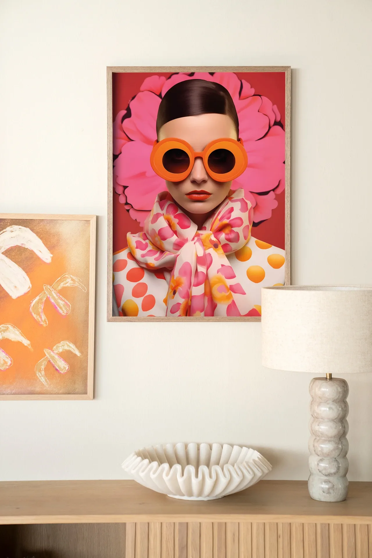 Wandteppich Pink Flower - Urban Cotton hängt über einem Holzschrank mit Dekoration