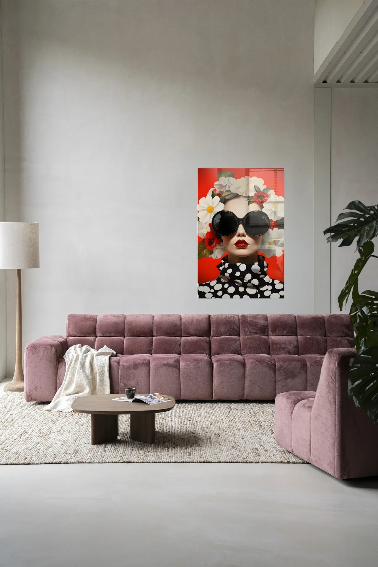 Wandteppich Red Flower - Urban Cotton in einem modernen Wohnzimmer über einem rosa Sofa