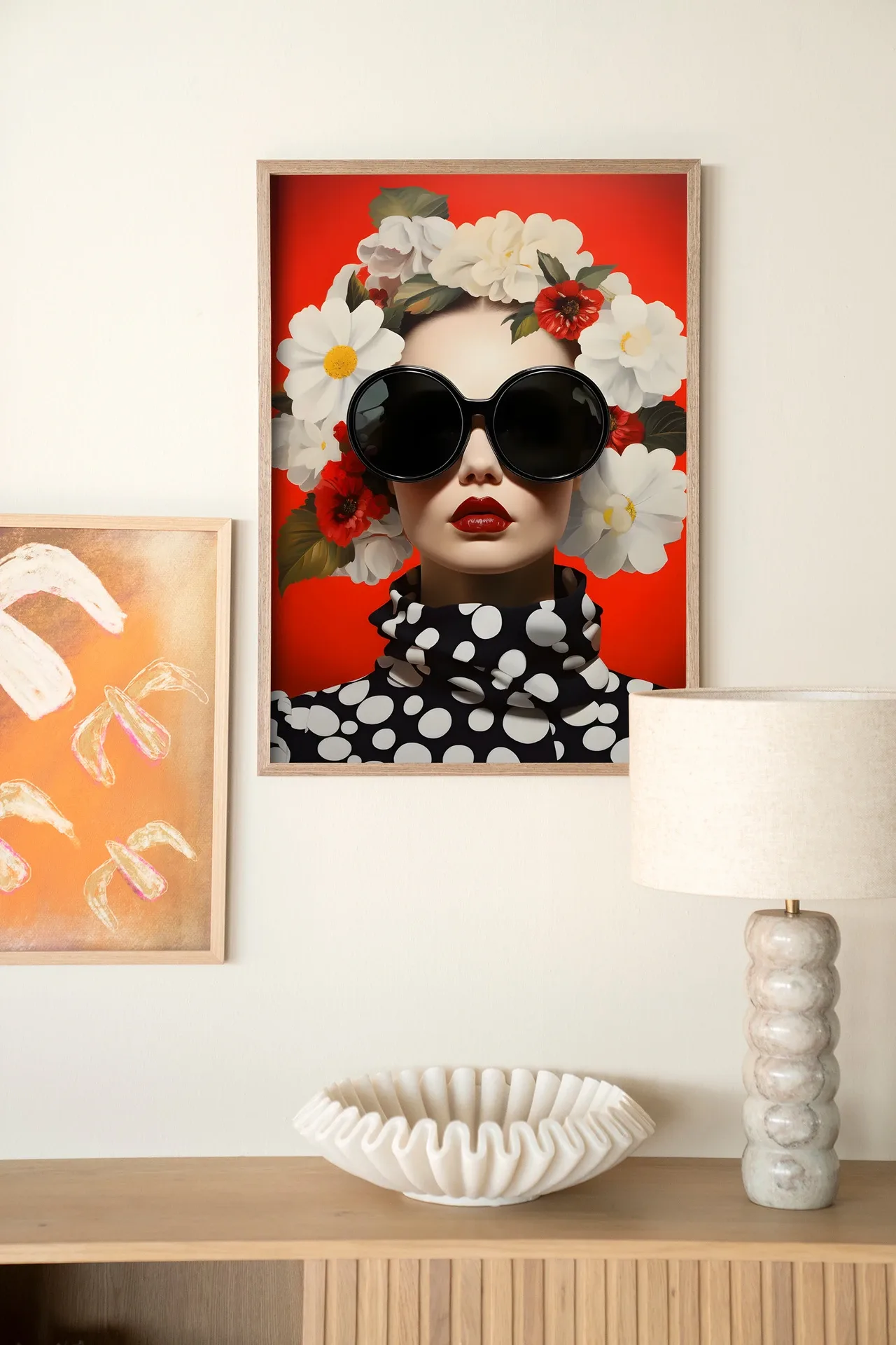 Wandteppich Red Flower - Urban Cotton über einem Sideboard aus Holz mit Dekoration