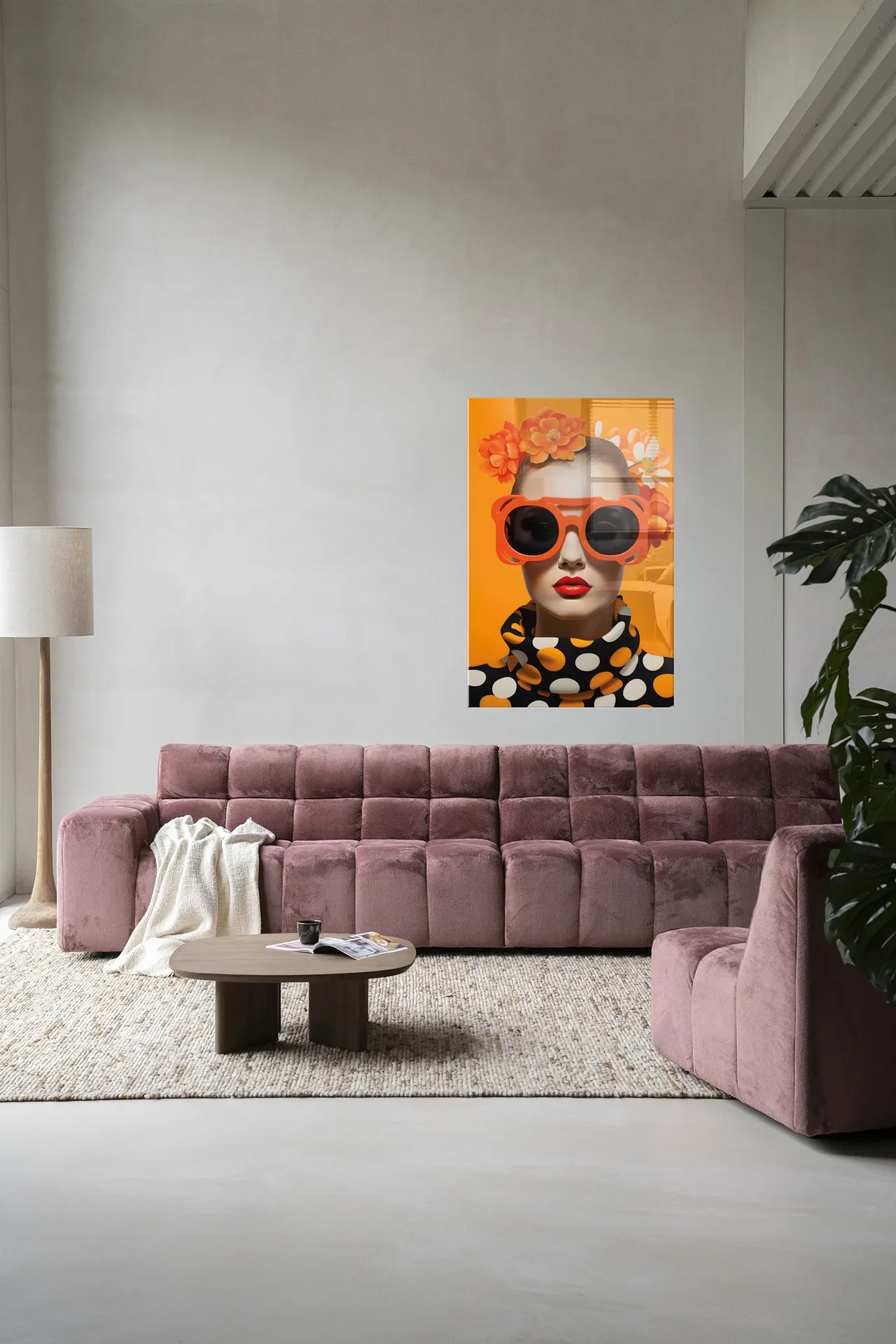 Wandteppich Orange Flower - Urban Cotton hängt über einem rosa Sofa in einem modernen Wohnzimmer