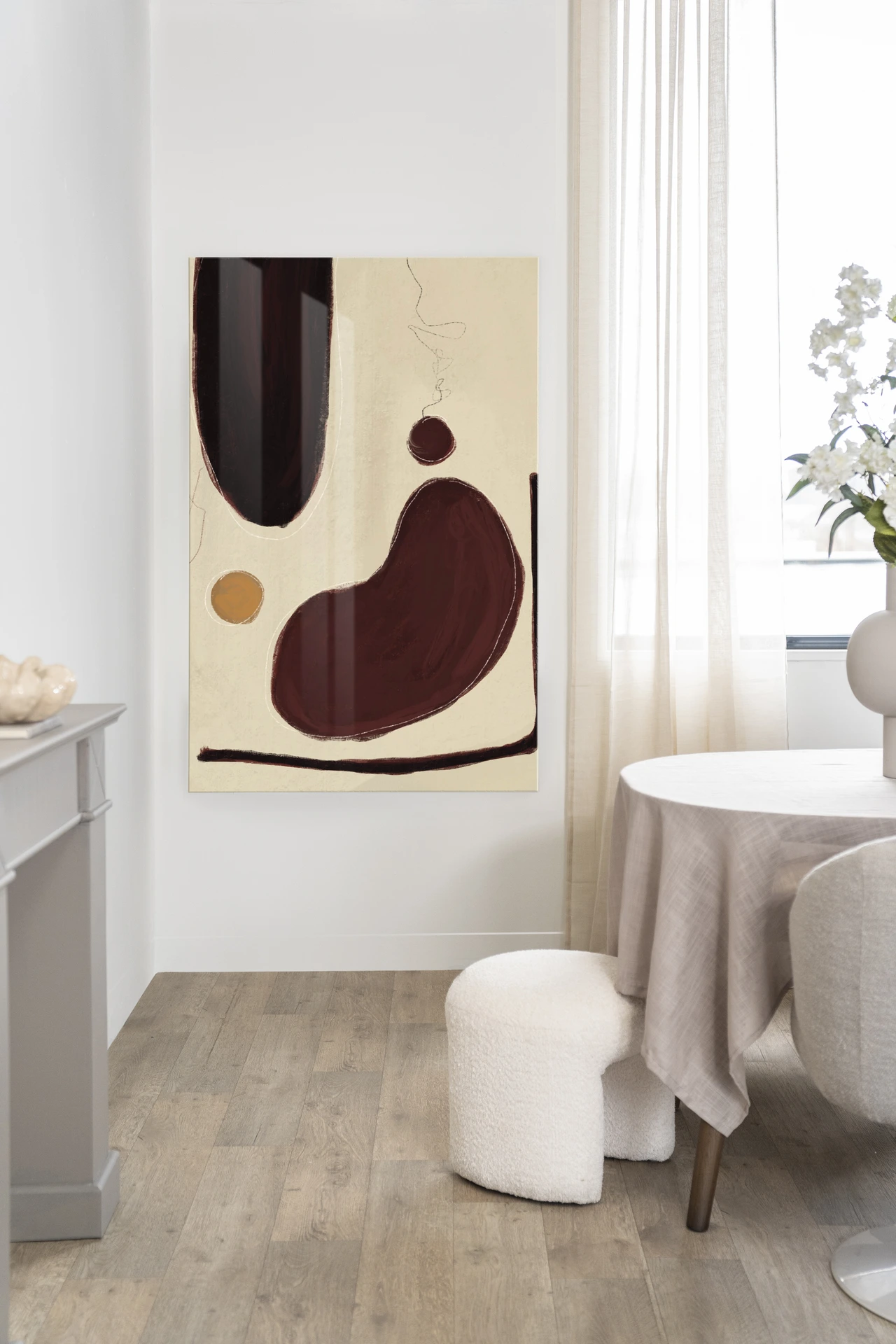 Wandtuch Sendai in einem hellen Esszimmer mit weißer Wand und Holzboden - Urban Cotton