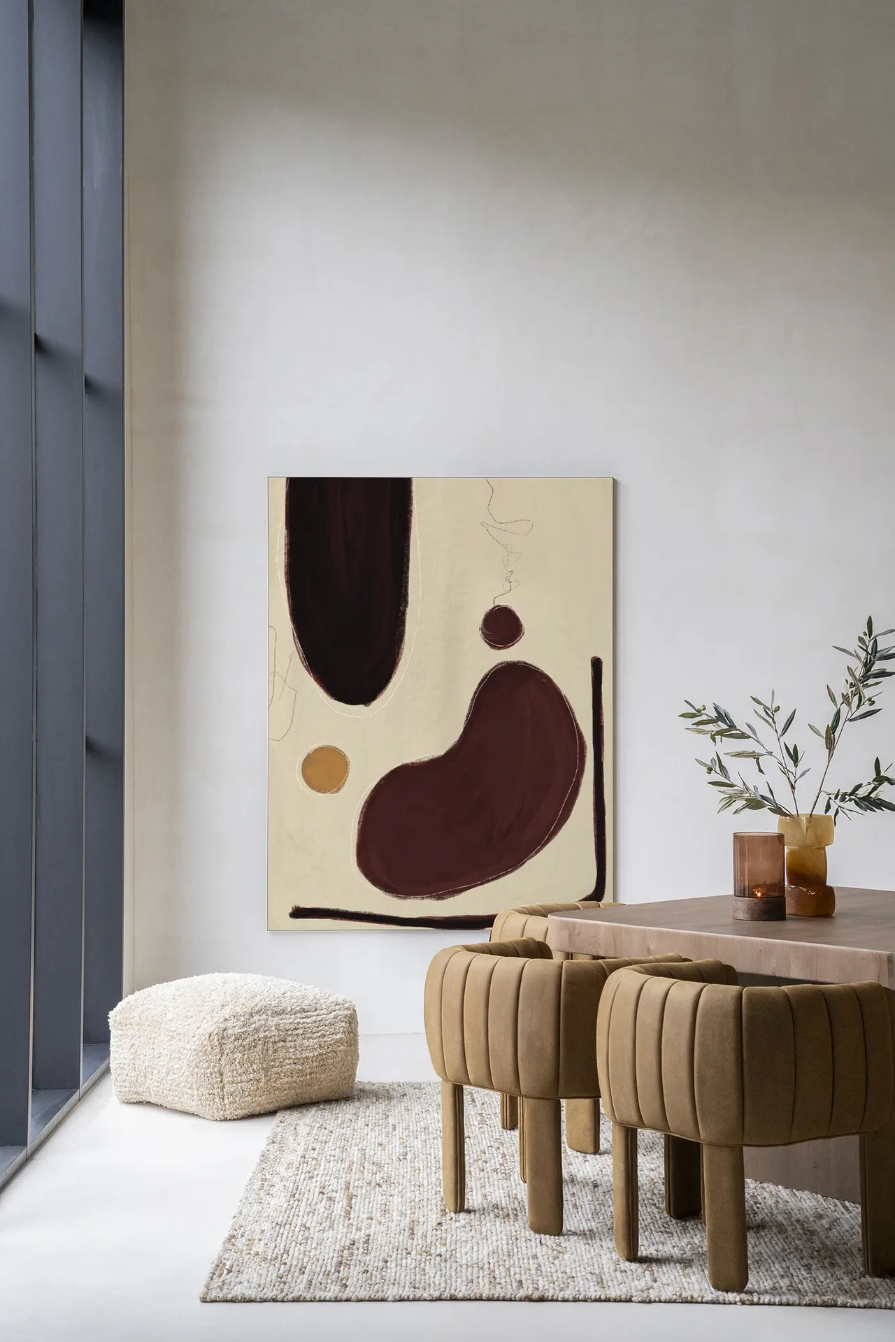 Wandtuch Sendai in einem modernen Wohnzimmer mit einem Hocker, Teppich und Stühlen an einem Tisch - Urban Cotton