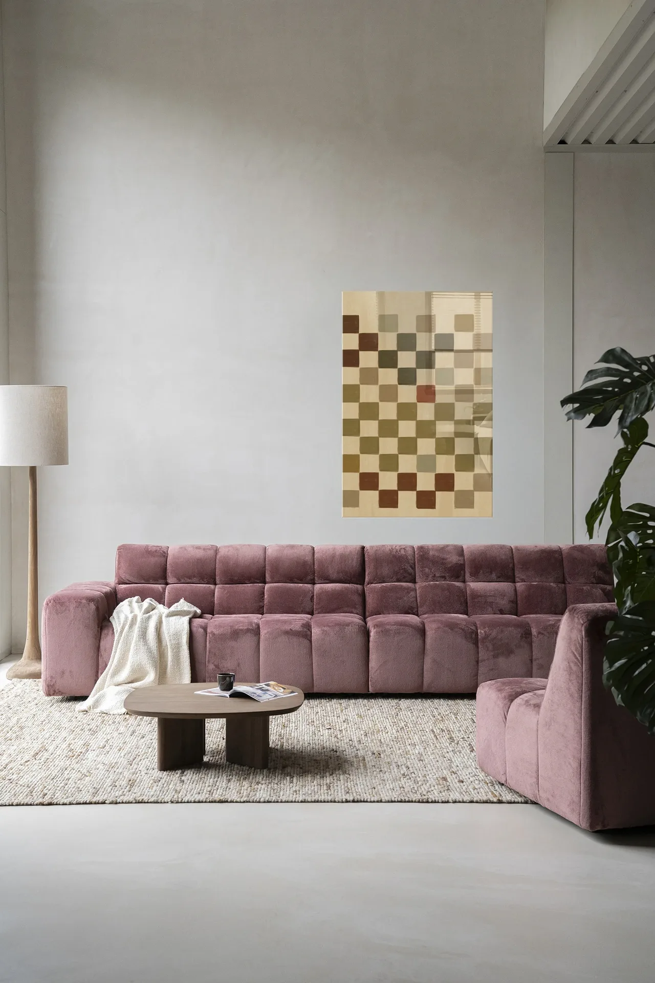 Wandteppich Cuba in einem modernen Wohnzimmer über einem rosa Sofa mit Couchtisch und Pflanze - Urban Cotton