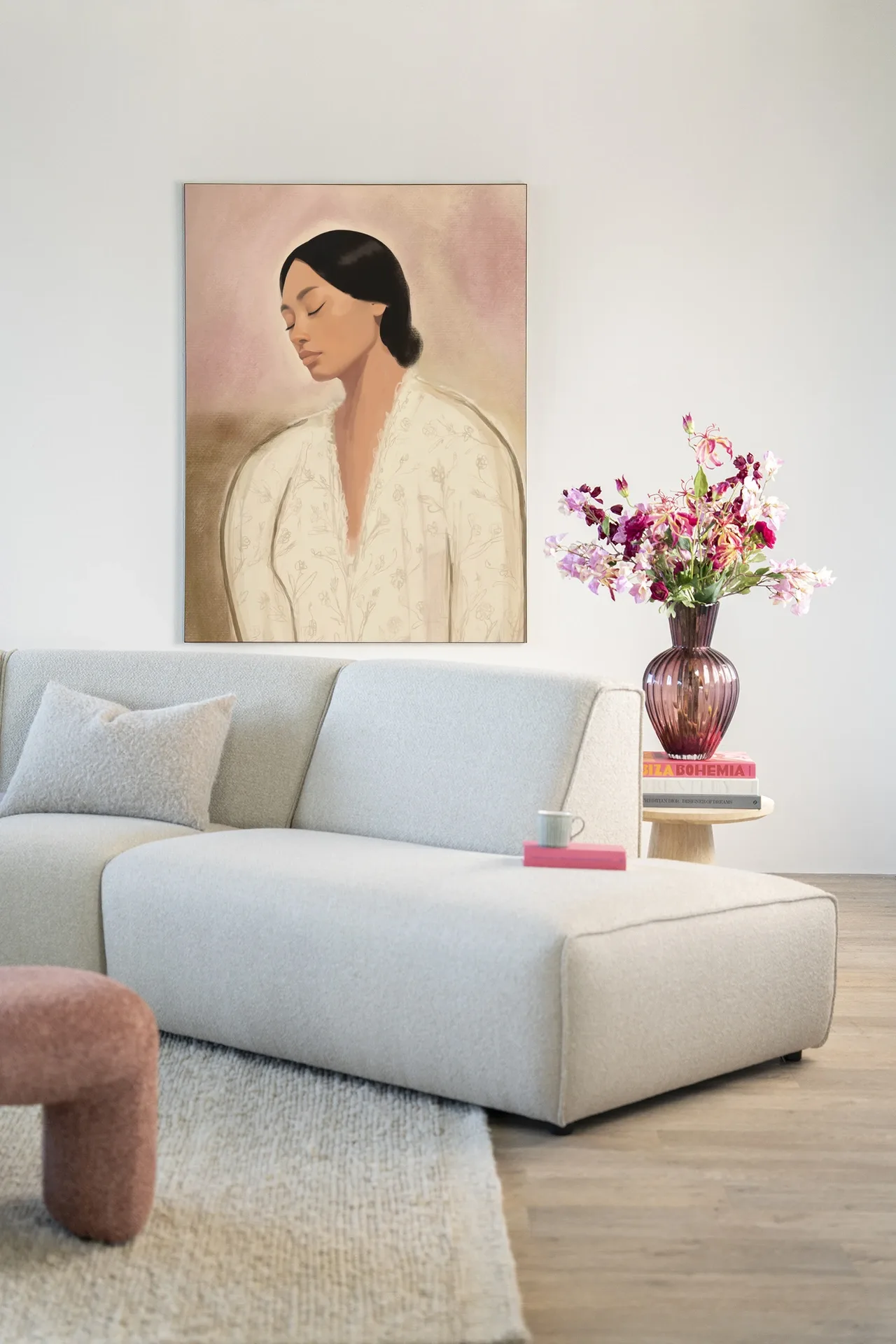 Wandteppich Dreaming von Urban Cotton hängt über einem hellen Sofa in einem modernen Wohnzimmer