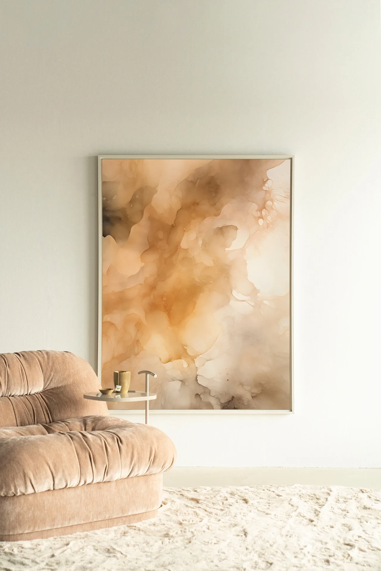 Eine Nahaufnahme des Wandteppichs Rusty Clouds - Urban Cotton in einem minimalistischen Wohnzimmer mit Sofa