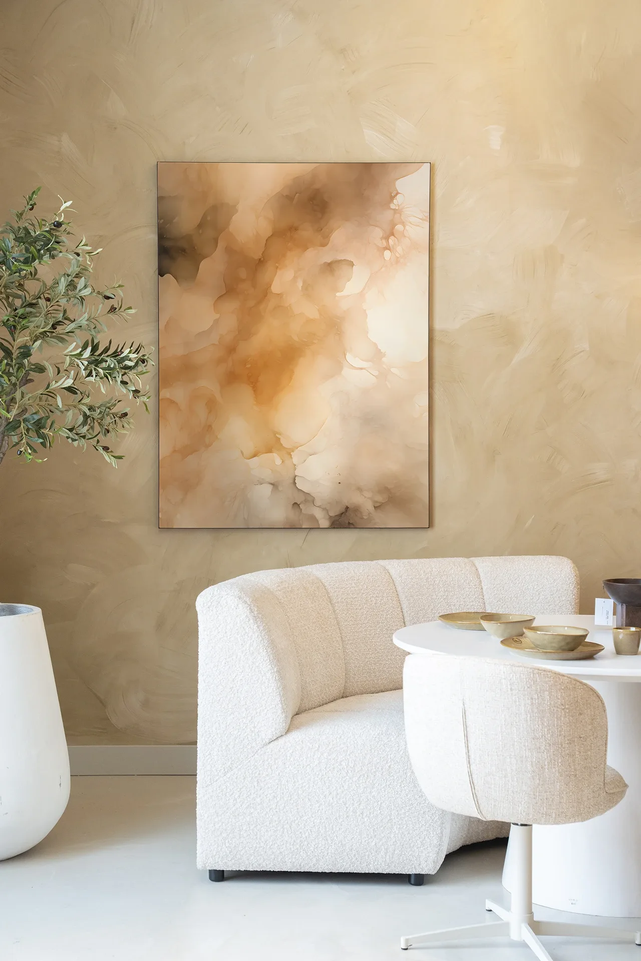 Wandteppich Rusty Clouds - Urban Cotton hängt an einer sandfarbenen Wand über einem cremefarbenen Sofa und weißem Tisch