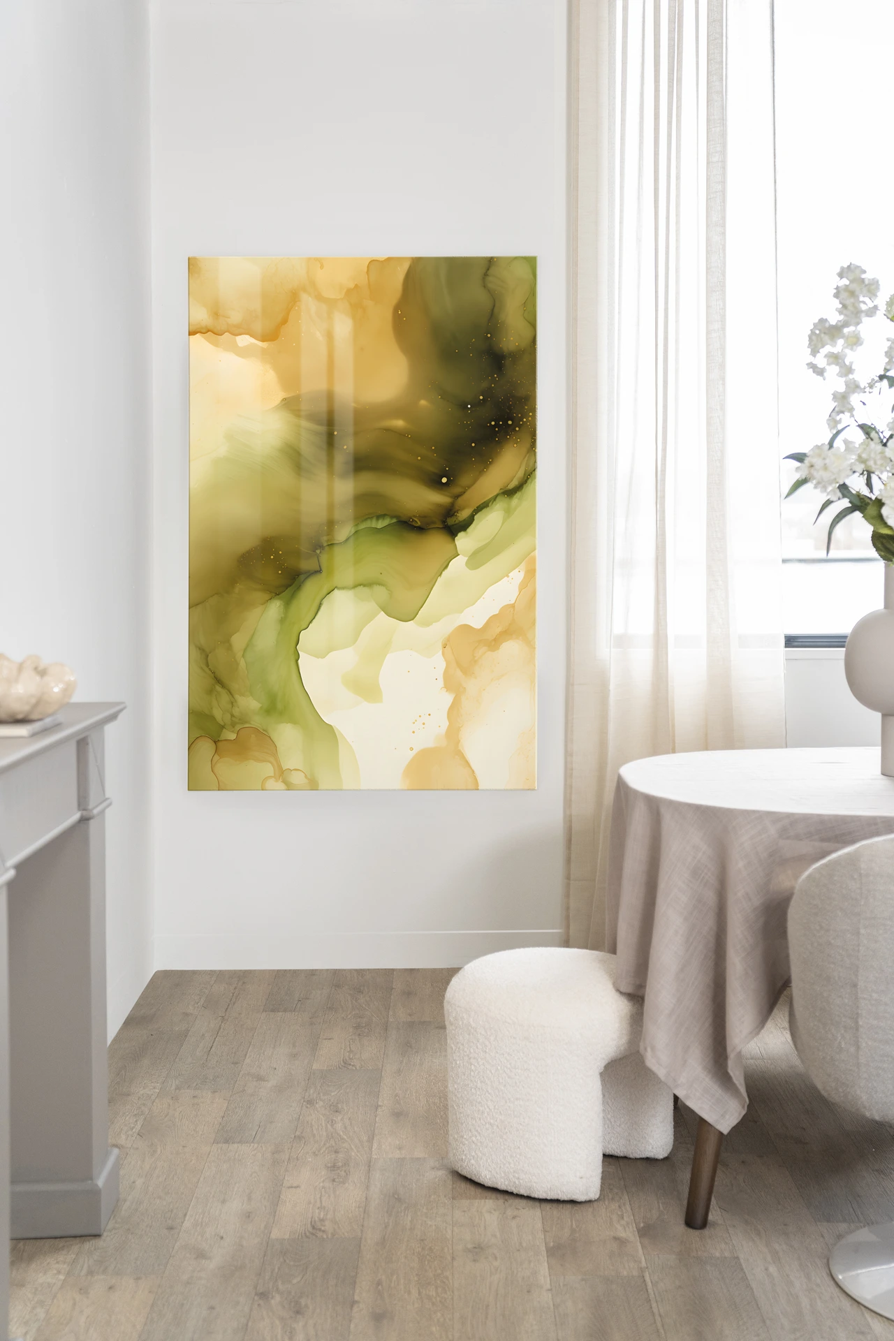 Wandteppich Green Flow - Urban Cotton hängt an einer weißen Wand in einem modernen Interieur