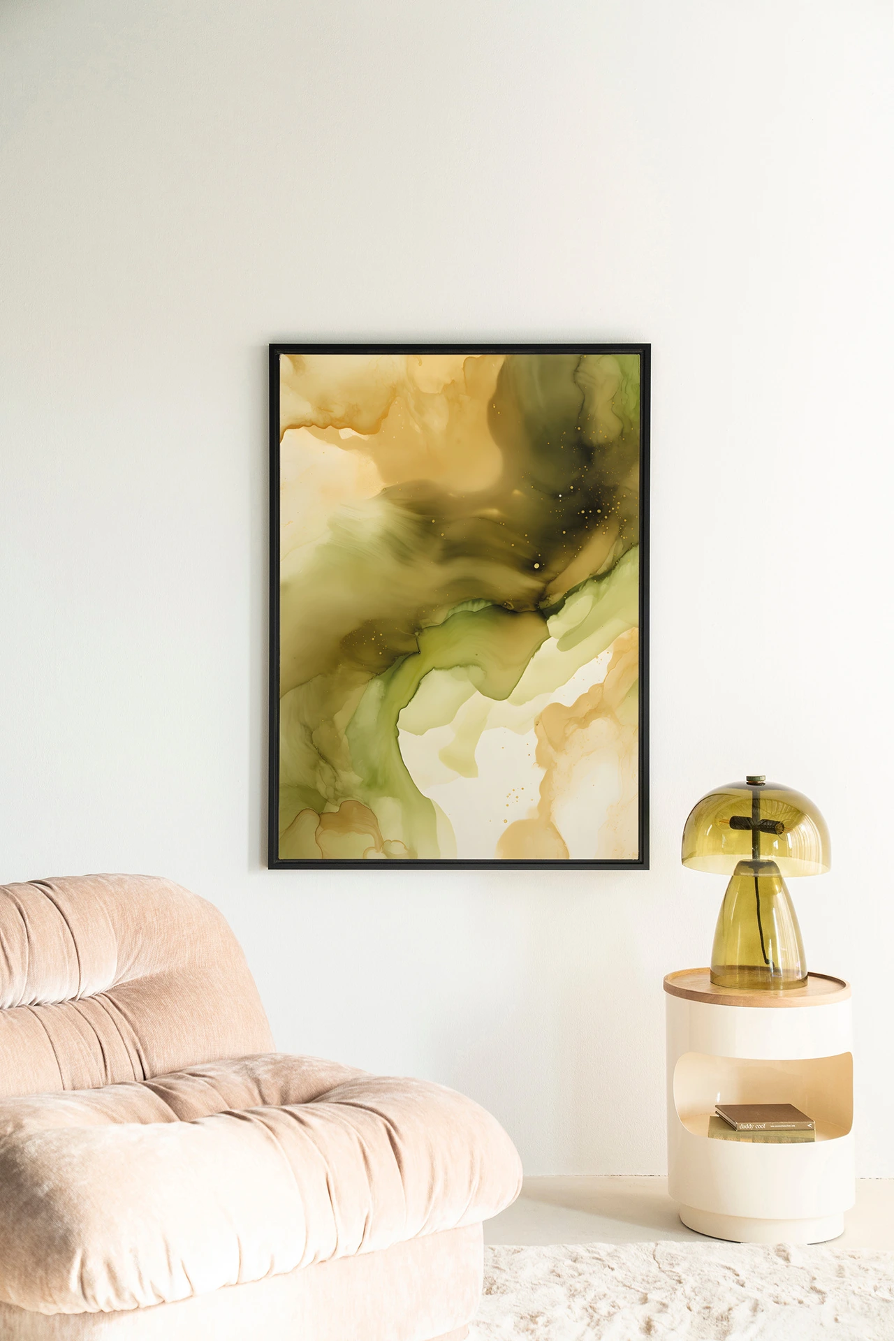 Wandteppich Green Flow - Urban Cotton hängt an einer weißen Wand über einem rosa Sessel und Beistelltisch