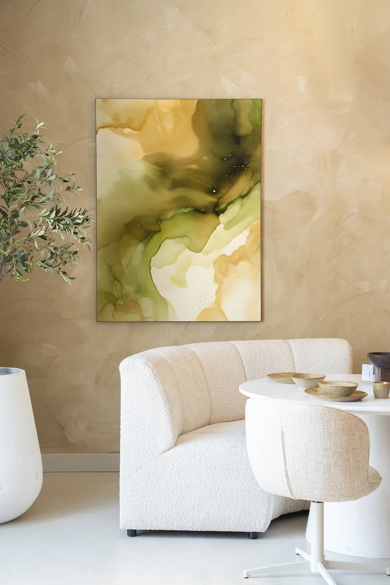 Wandteppich Green Flow - Urban Cotton hängt an einer strukturierten Wand, über einem weißen Sofa und Tisch