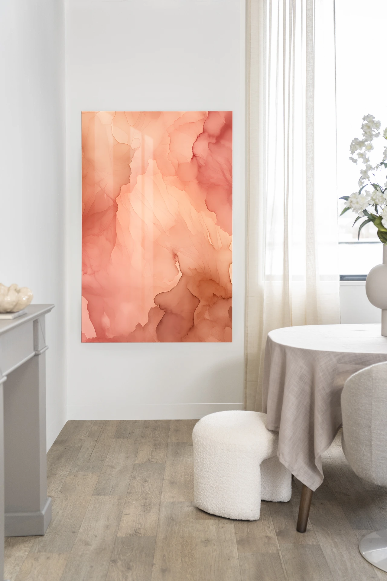 Wandtuch Flowing Pink - Urban Cotton hängt an einer weißen Wand in einem hellen Esszimmer
