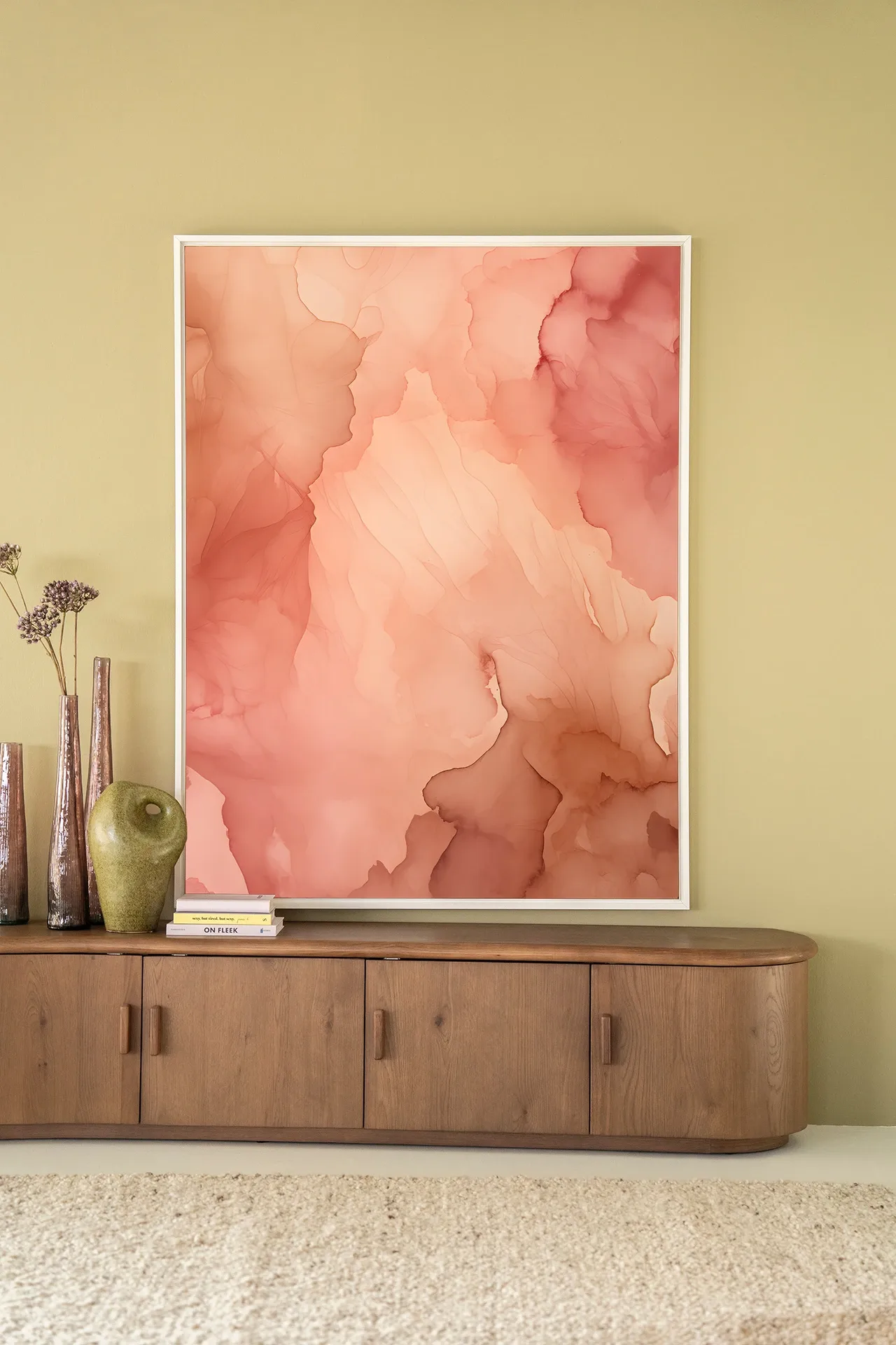 Wandtuch Flowing Pink - Urban Cotton hängt an einer ockergelben Wand über einem Sideboard aus Holz mit Vasen