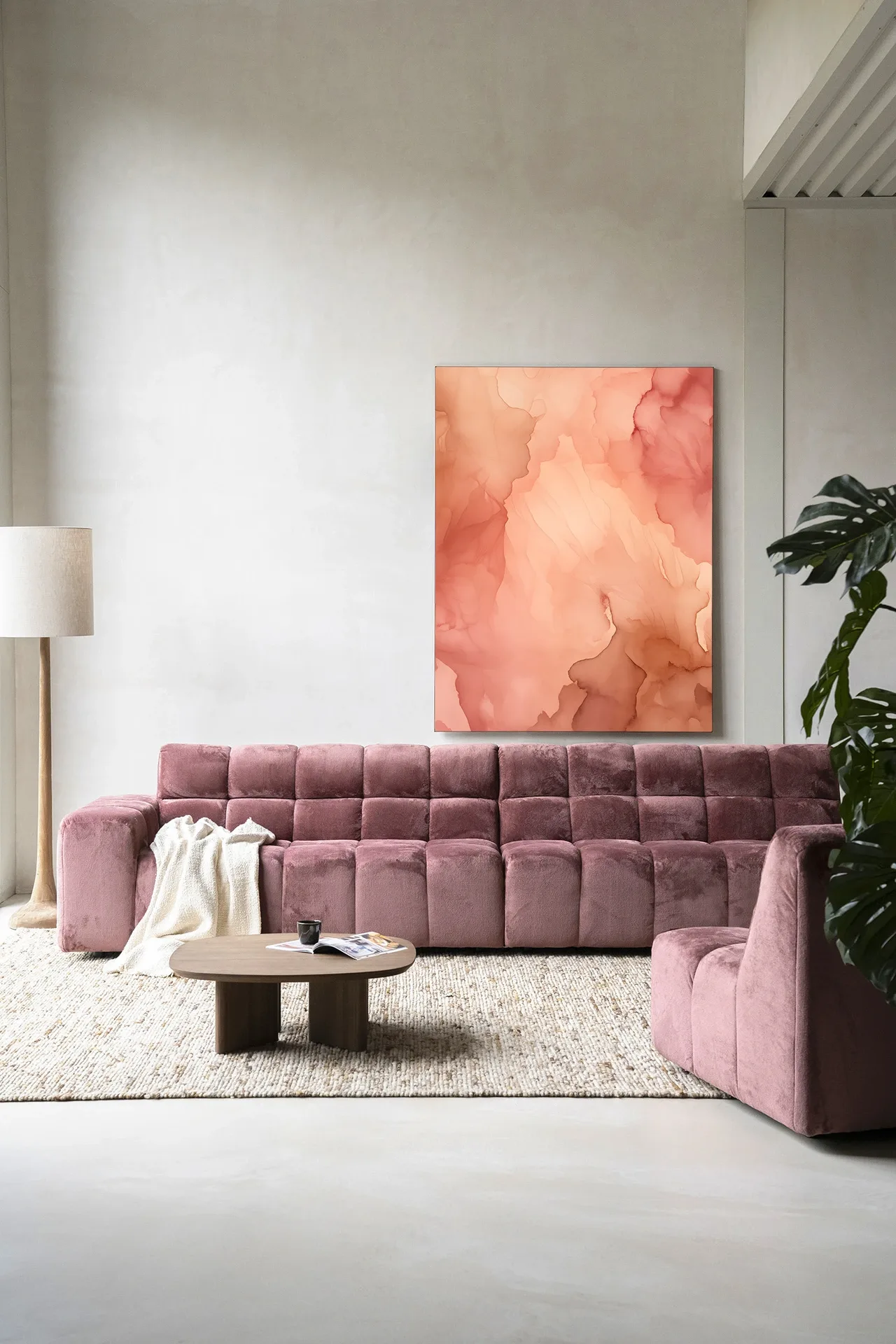 Wandtuch Flowing Pink - Urban Cotton hängt über einem rosa Sofa in einem modernen Wohnzimmer