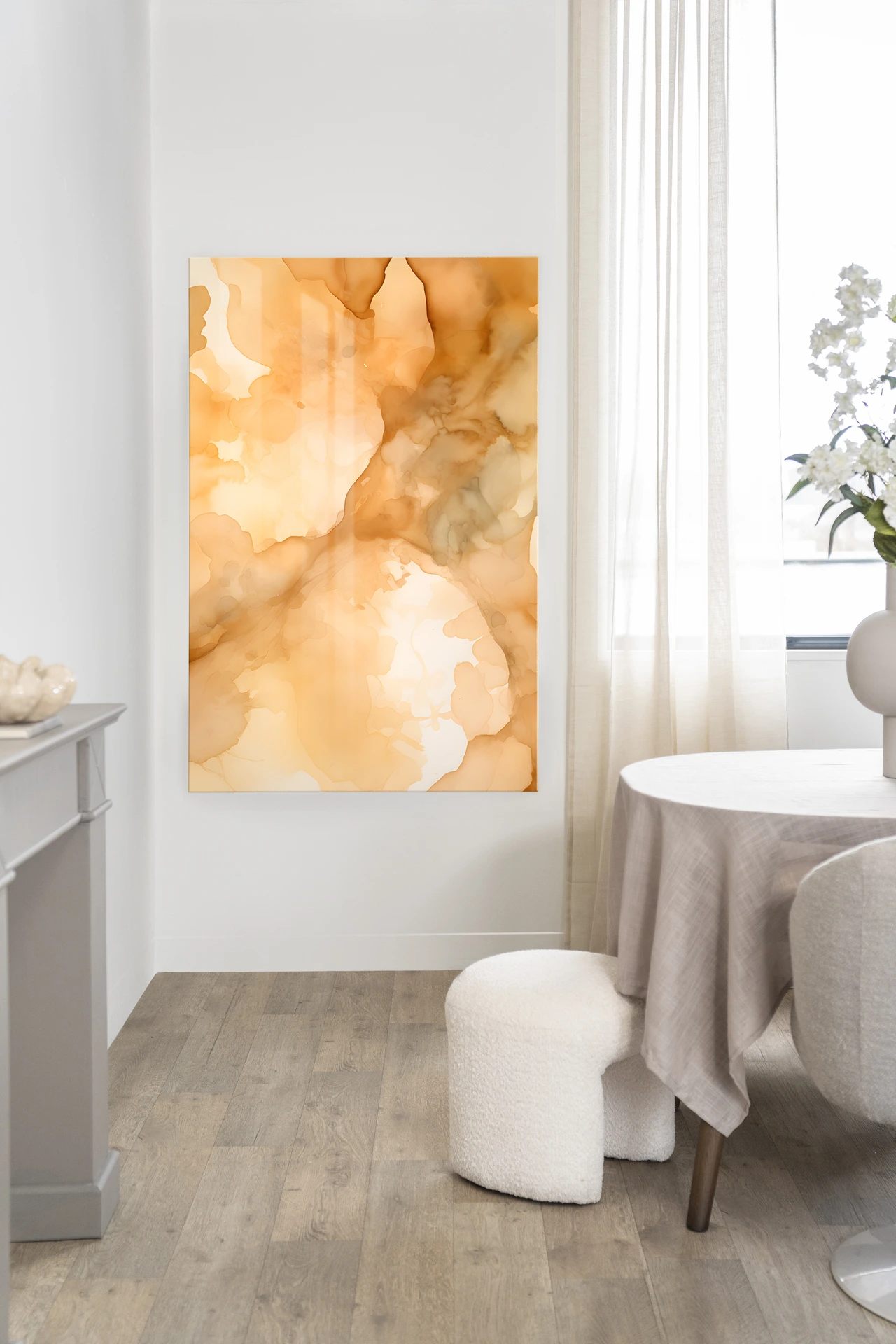 Wandteppich Liquid Cinnamon in einem modernen Interieur mit Esstisch und Hocker - Urban Cotton