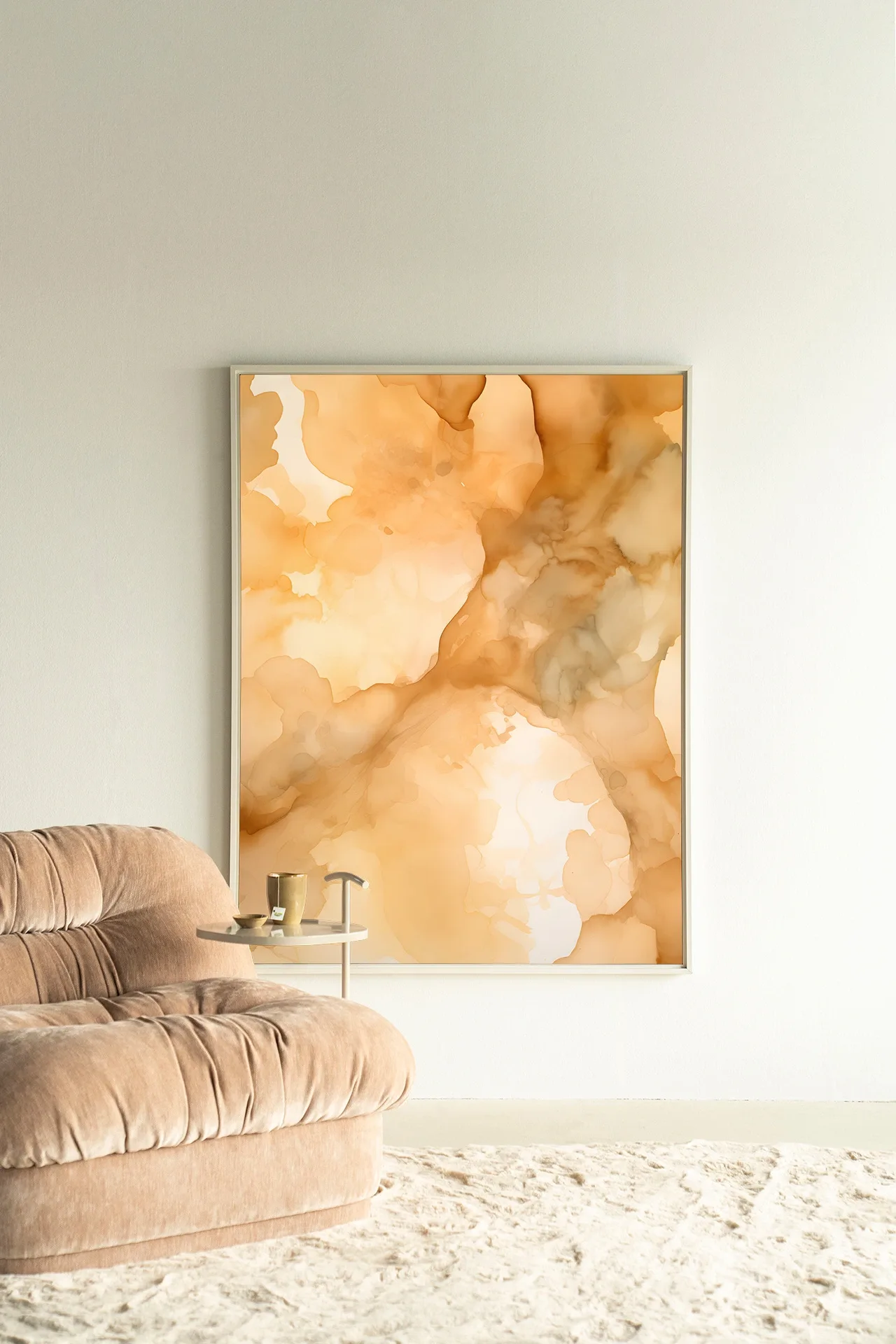 Wandteppich Liquid Cinnamon - Urban Cotton hängt an einer weißen Wand über einem zartrosa Sofa