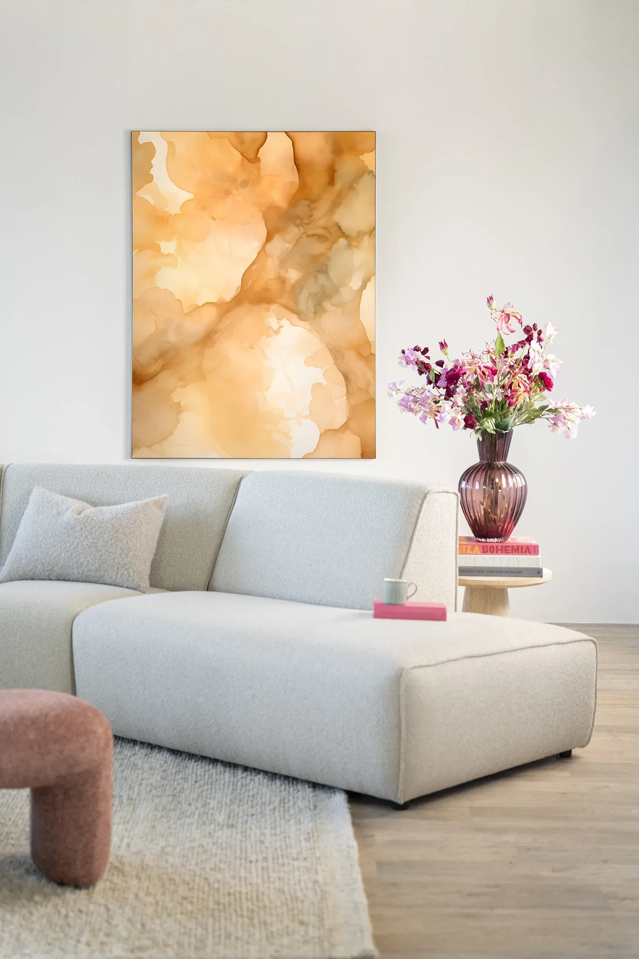 Wandteppich Liquid Cinnamon - Urban Cotton hängt über einem hellen Sofa in einem modernen Wohnzimmer