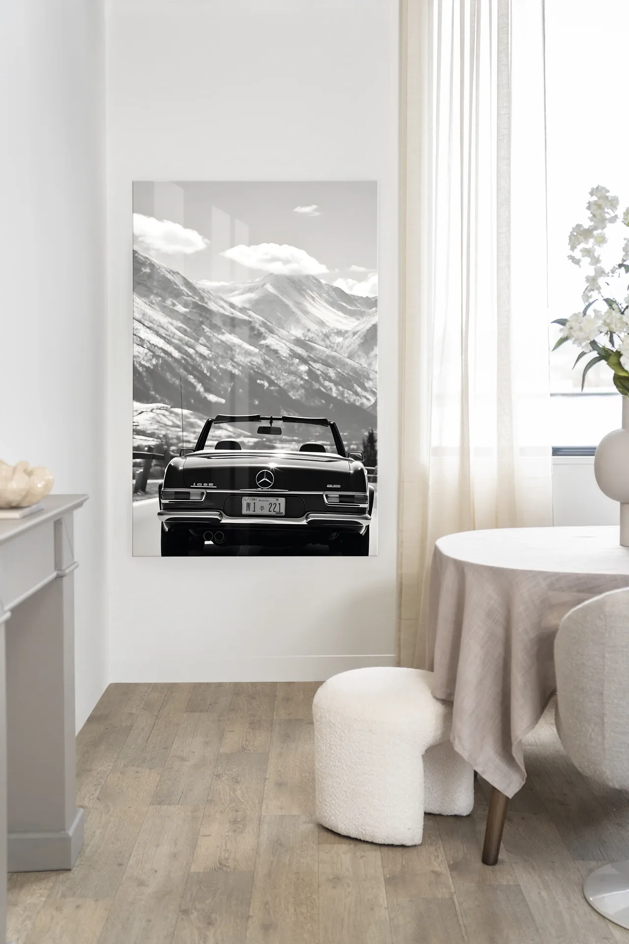 Wandteppich Winter Road - Urban Cotton in einem hellen Esszimmer mit weißem Pouf und Holzboden