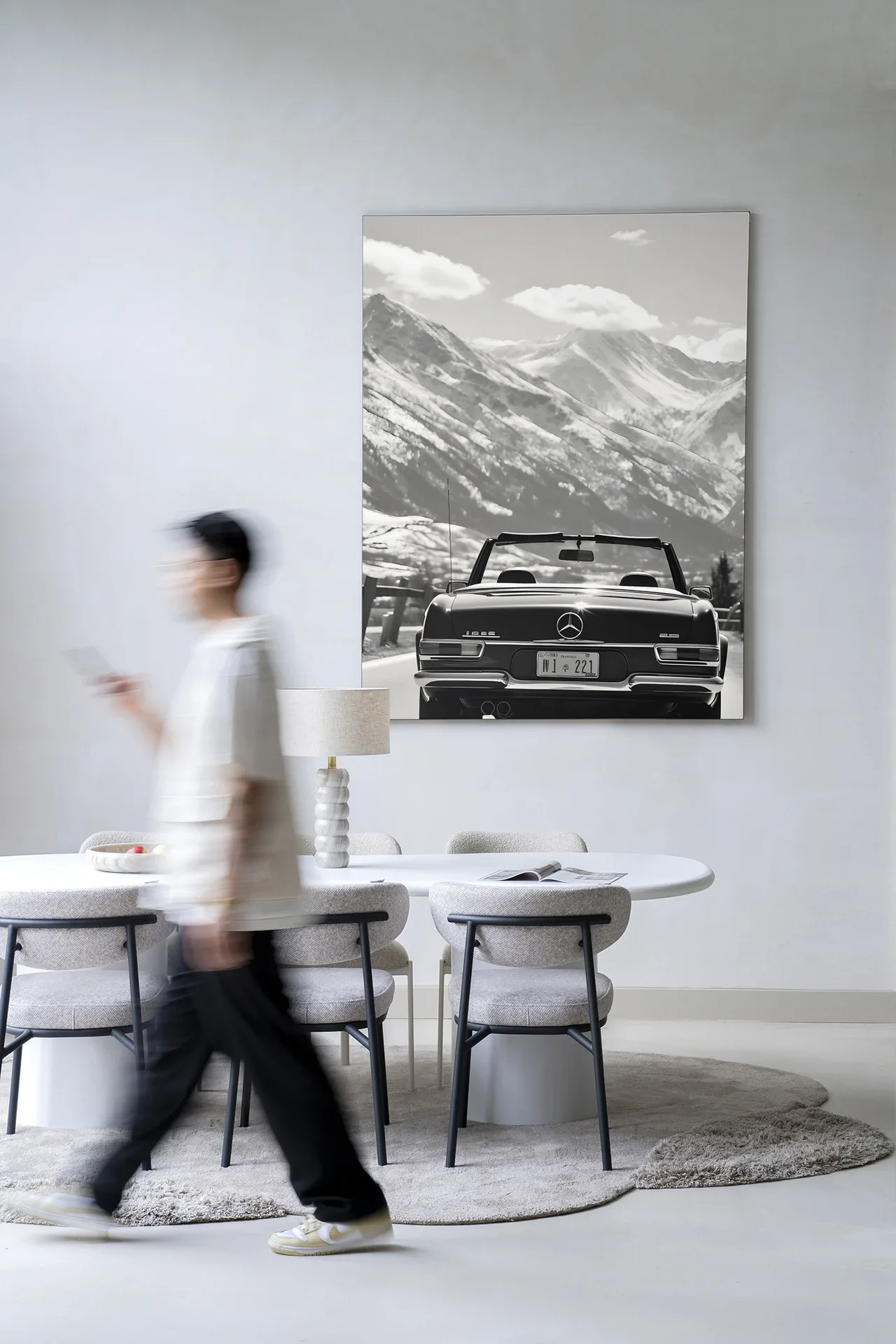 Wandteppich Winter Road in einem modernen Esszimmer mit einer Person, die durch das Bild geht - Urban Cotton