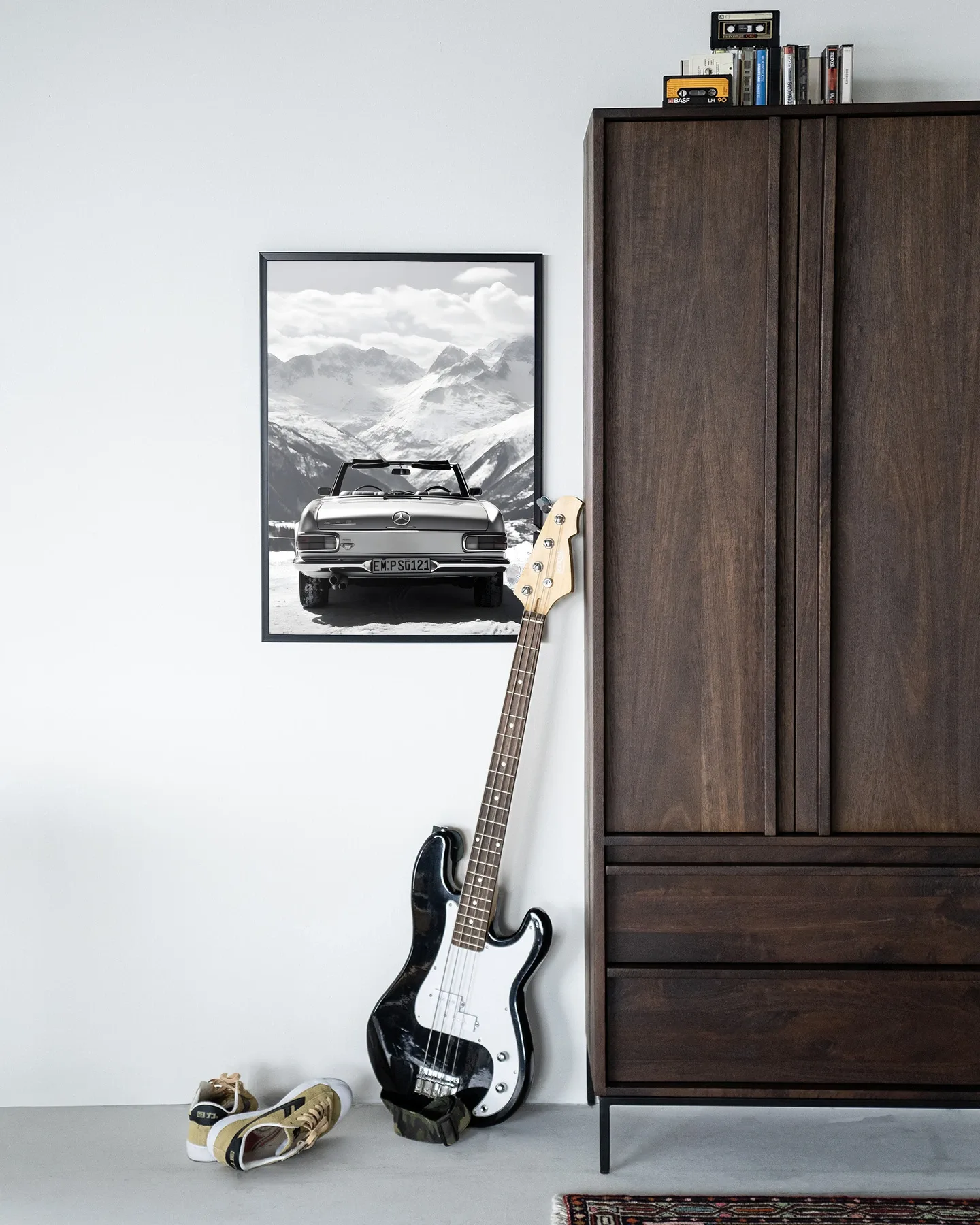 Wandteppich Ski Resort - Urban Cotton in einem Interieur mit einer Gitarre und einem Holzschrank