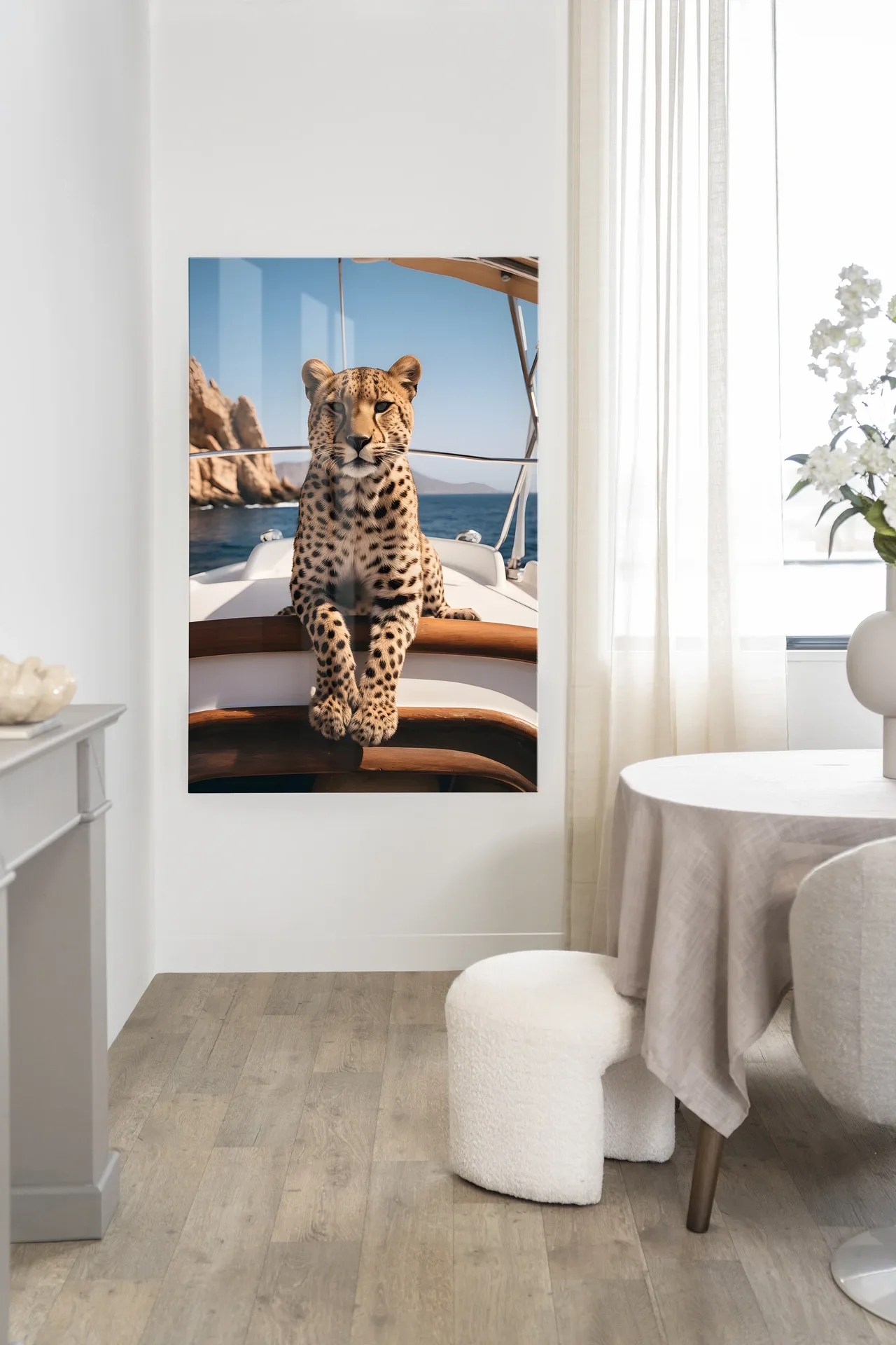 Wandteppich Sailboat Cheetah hängt an einer weißen Wand in einem hellen Raum mit Esstisch - Urban Cotton