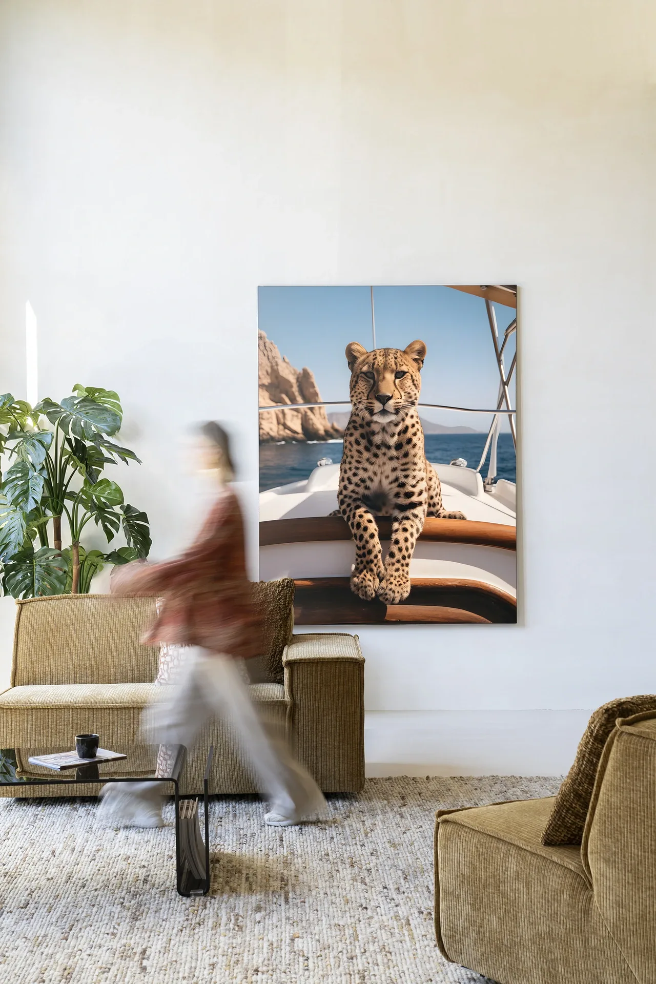 Wandteppich Sailboat Cheetah in einem hellen Wohnzimmer mit Sofas, Couchtisch und einer Person in Bewegung - Urban Cotton