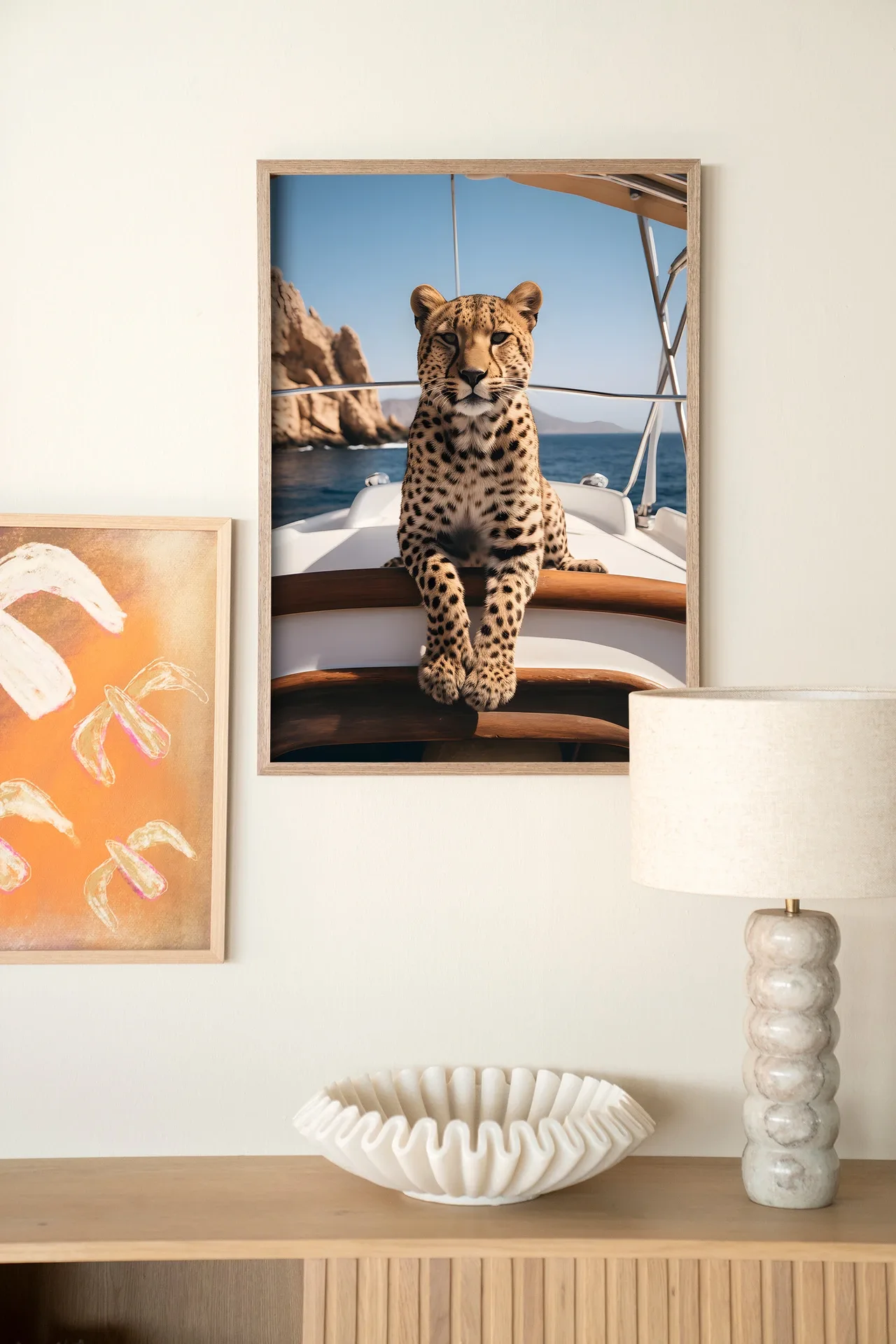 Wandteppich Sailboat Cheetah hängt in einem hellen Wohnzimmer über einem Sideboard aus Holz mit Dekoration - Urban Cotton